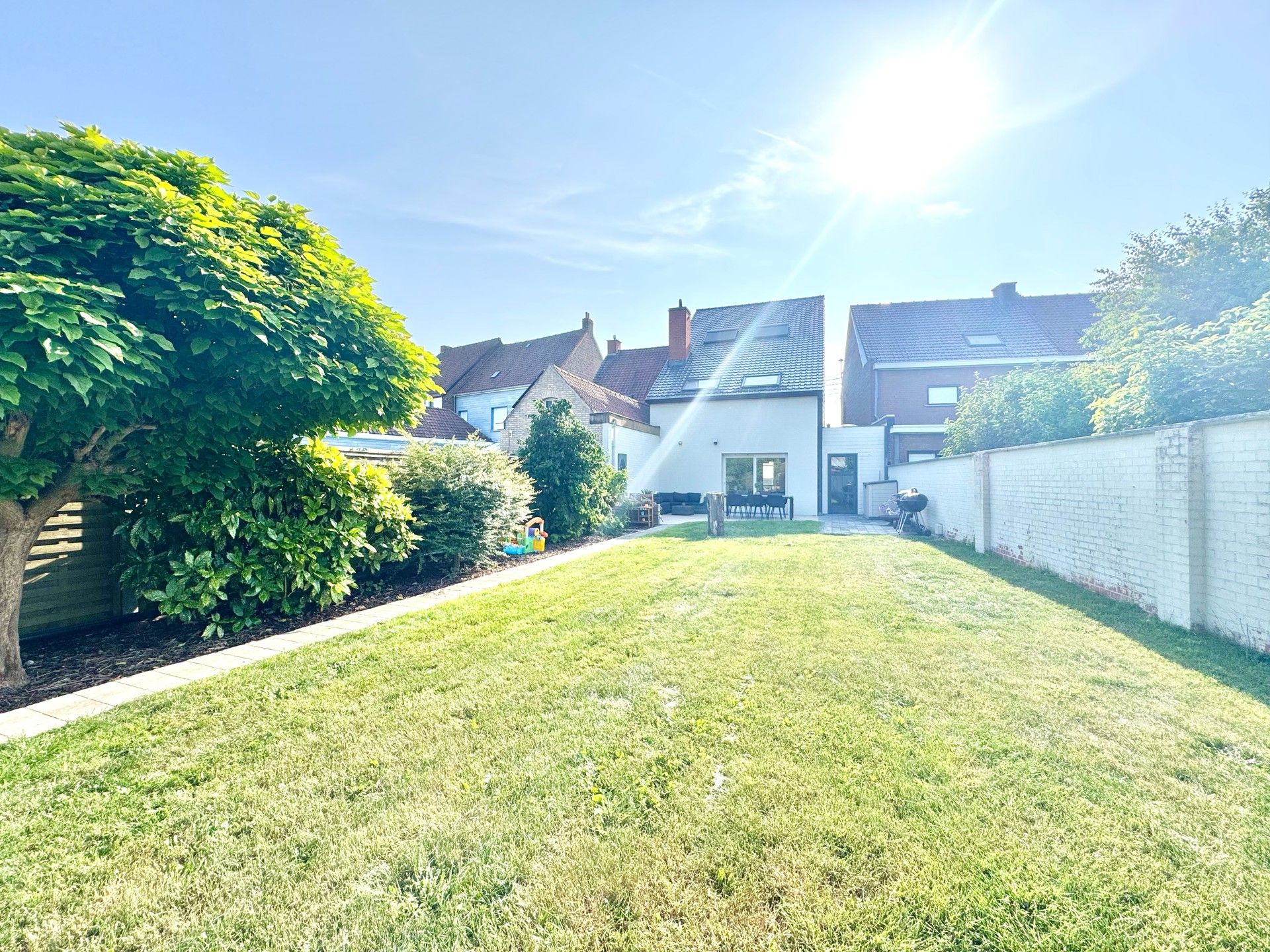 WONING MET 4 KAMERS - TUIN - GROTE CARPORT & UITWEG ACHTERAAN - 433 M² foto {{pictureIndex}}