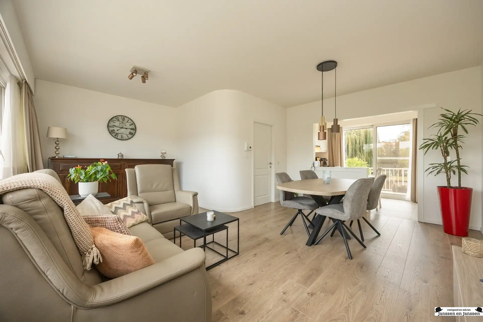 Instapklare bel-etagewoning met 3 slaapkamers, garage en zonnige tuin in Ekeren-Donk foto 5