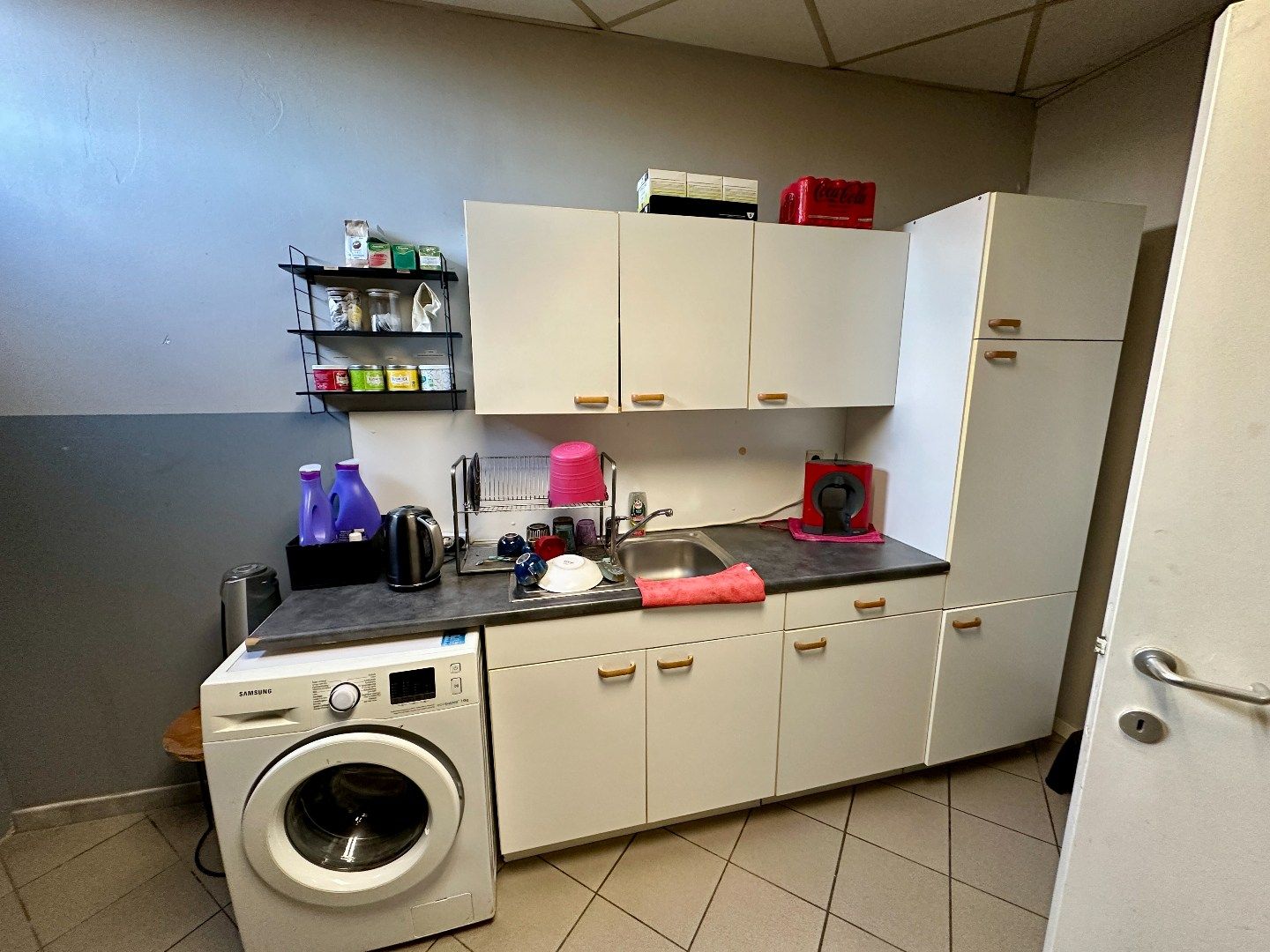 Instapklare winkelruimte van 150m² momenteel ingericht als kapperszaak in Eisden foto 11