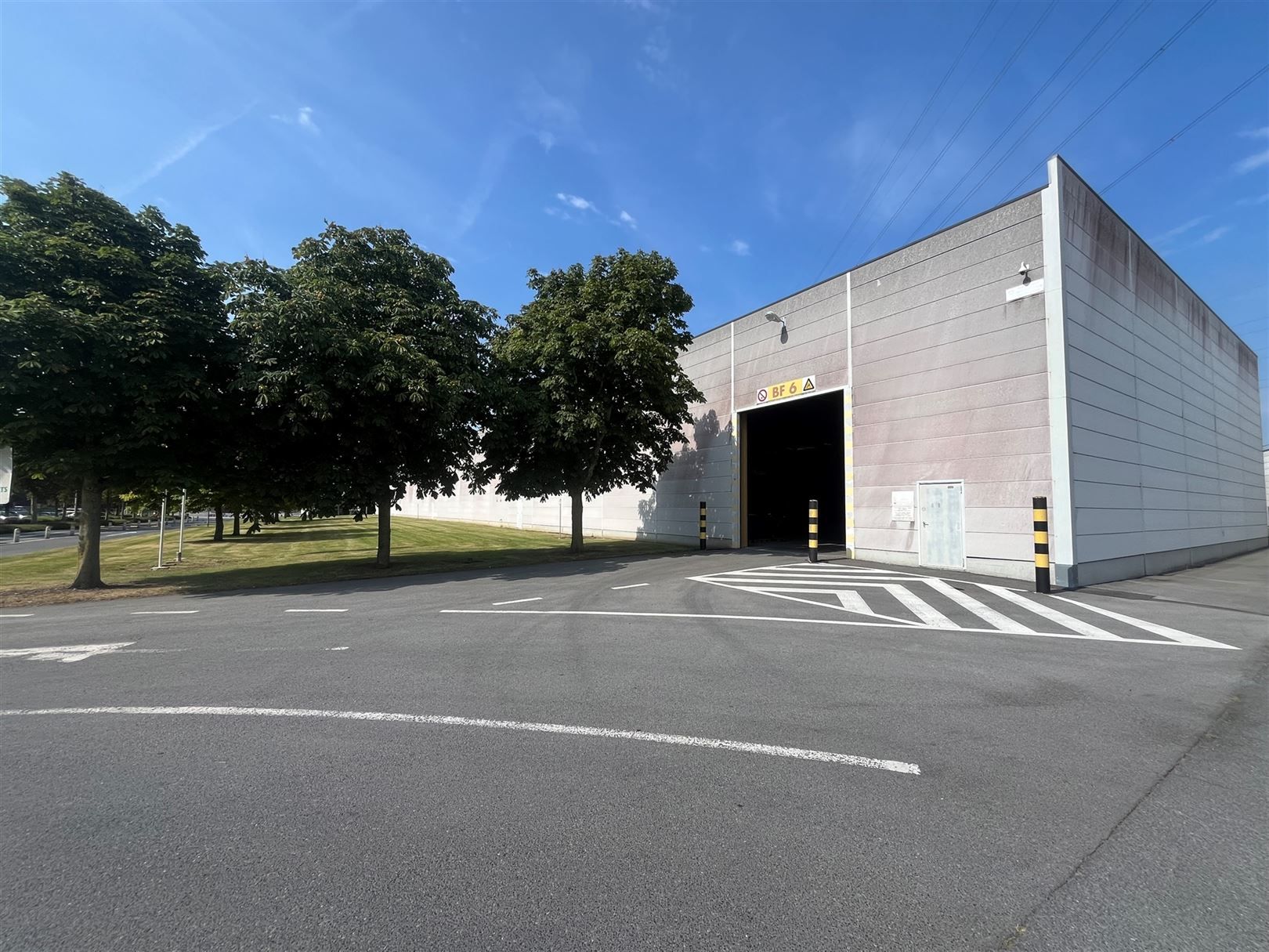 Magazijn met laad- en loskades en ruime parking foto {{pictureIndex}}