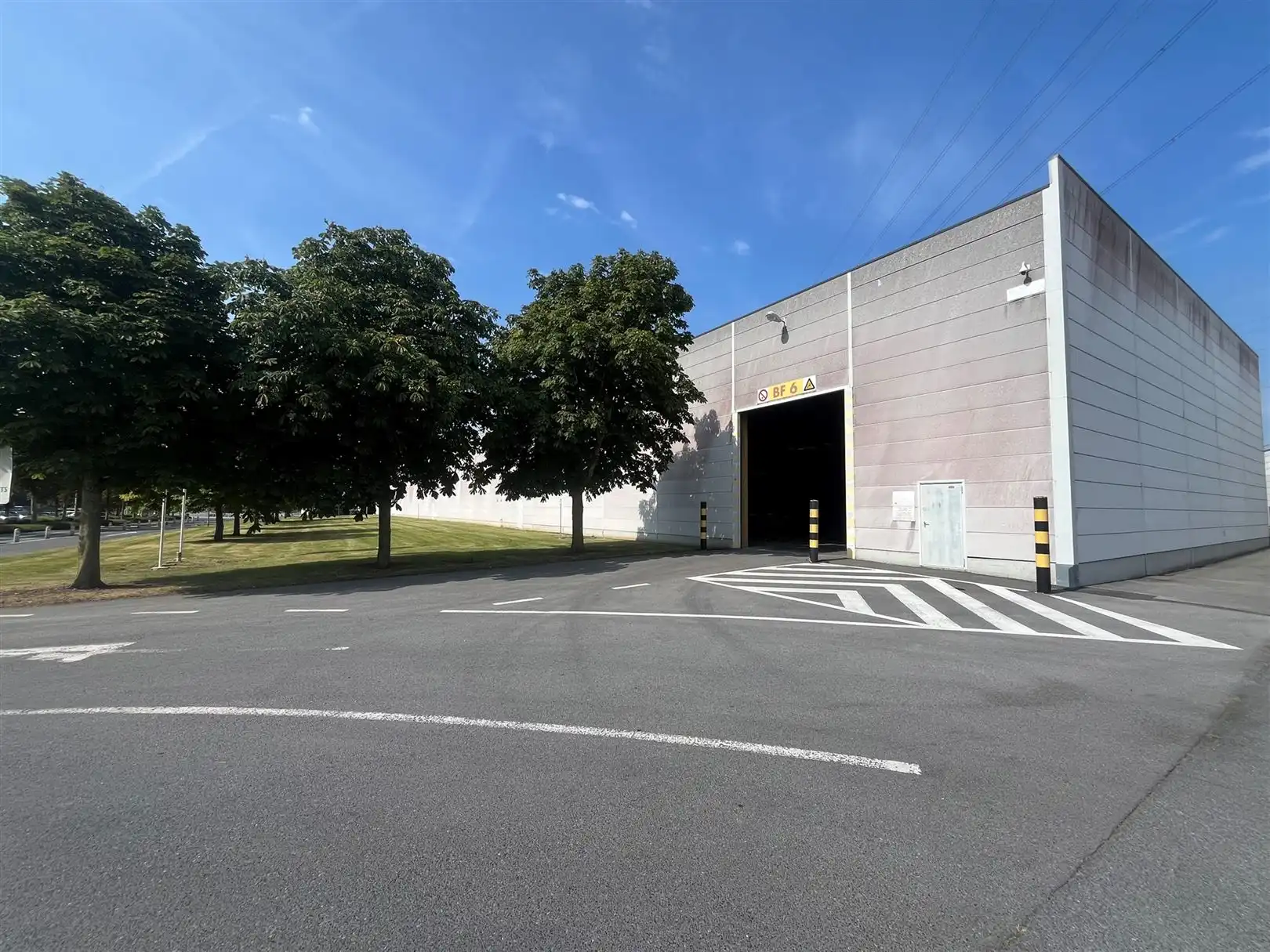 Magazijn met laad- en loskades en ruime parking foto {{pictureIndex}}