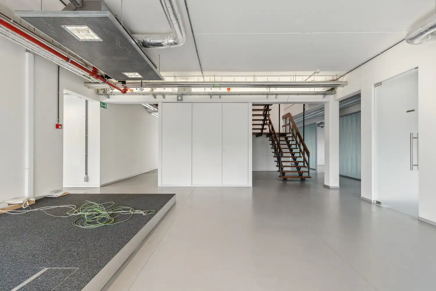 Veelzijdig kantoorgebouw met ruime parking op 2433 m² foto 10