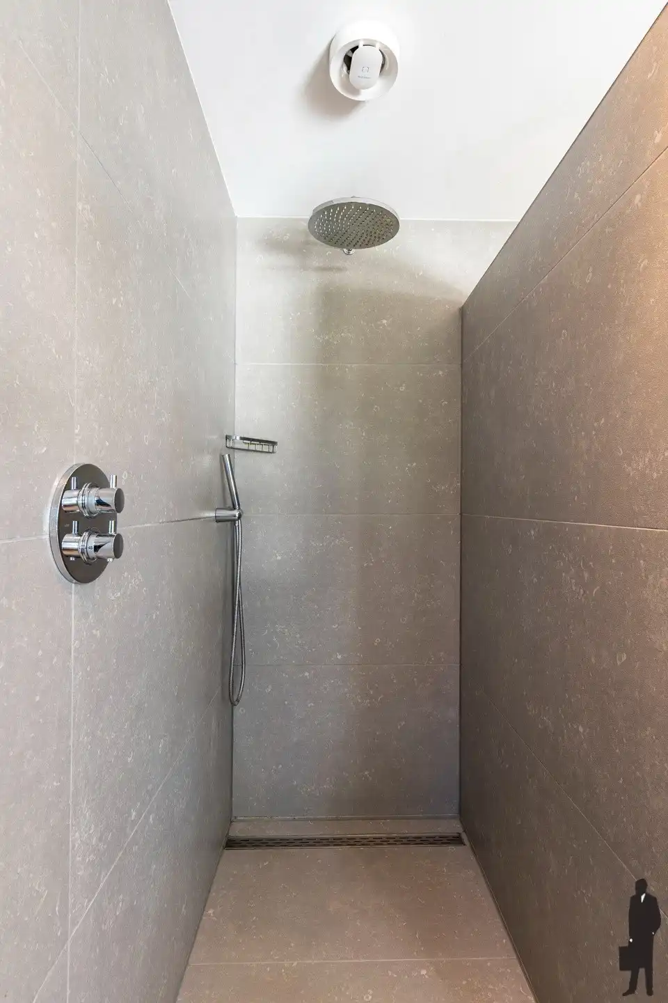 In de Meerse bergen treffen we op een ruim perceel van ca. 2.735m² deze knappe, lichtrijke villa foto 39