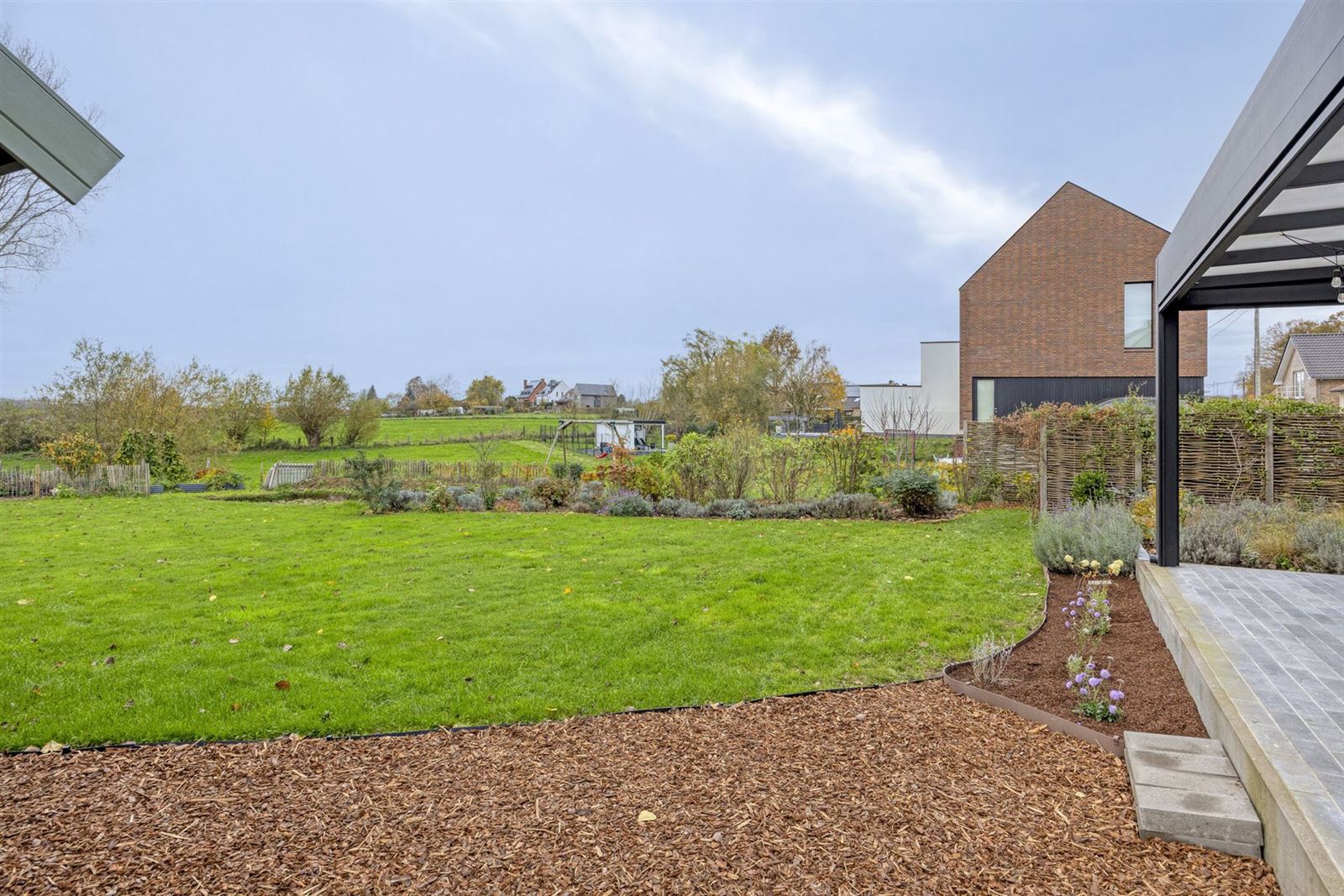 Instapklaar driegevel woning in groene omgeving foto 28