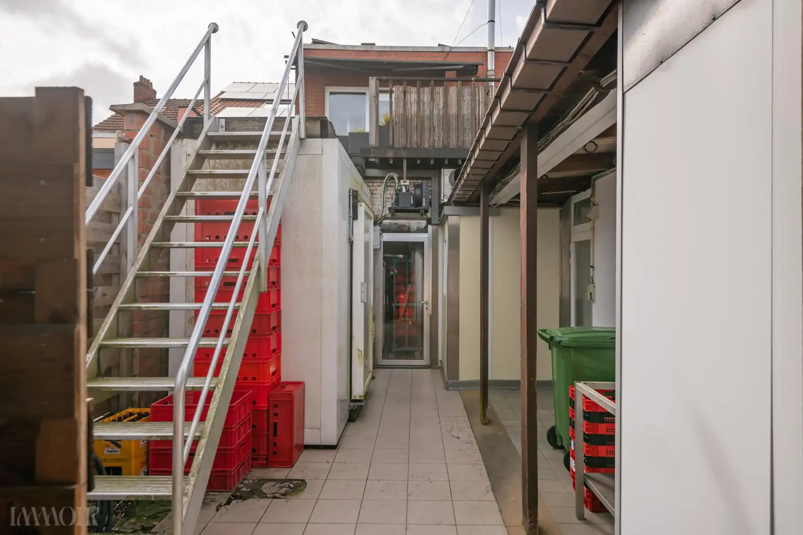 Veelzijdig commercieel pand met ruime woonst, terras en tuin. foto 7