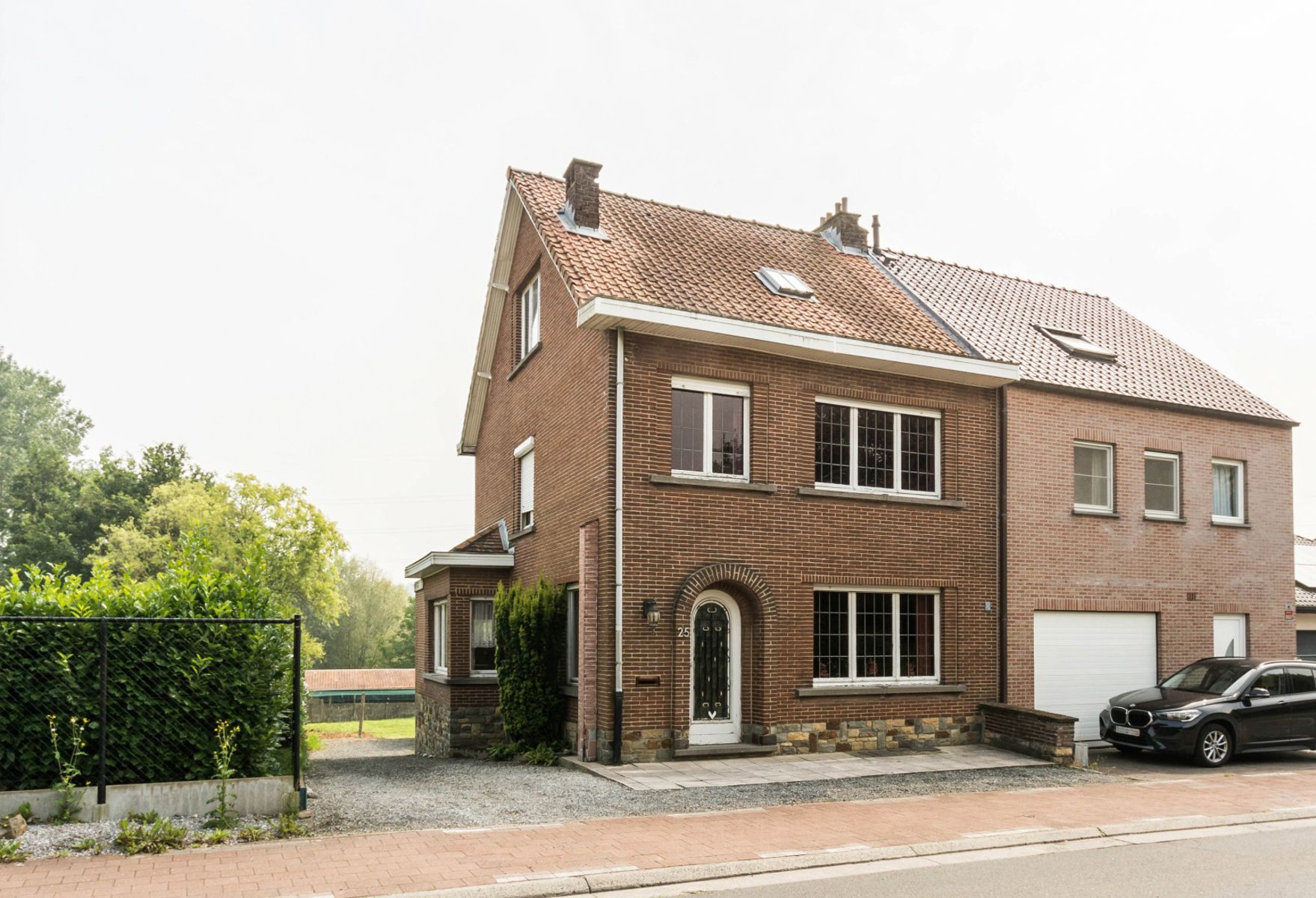 Degelijke, maar nog te moderniseren woning met garage & tuin foto 2