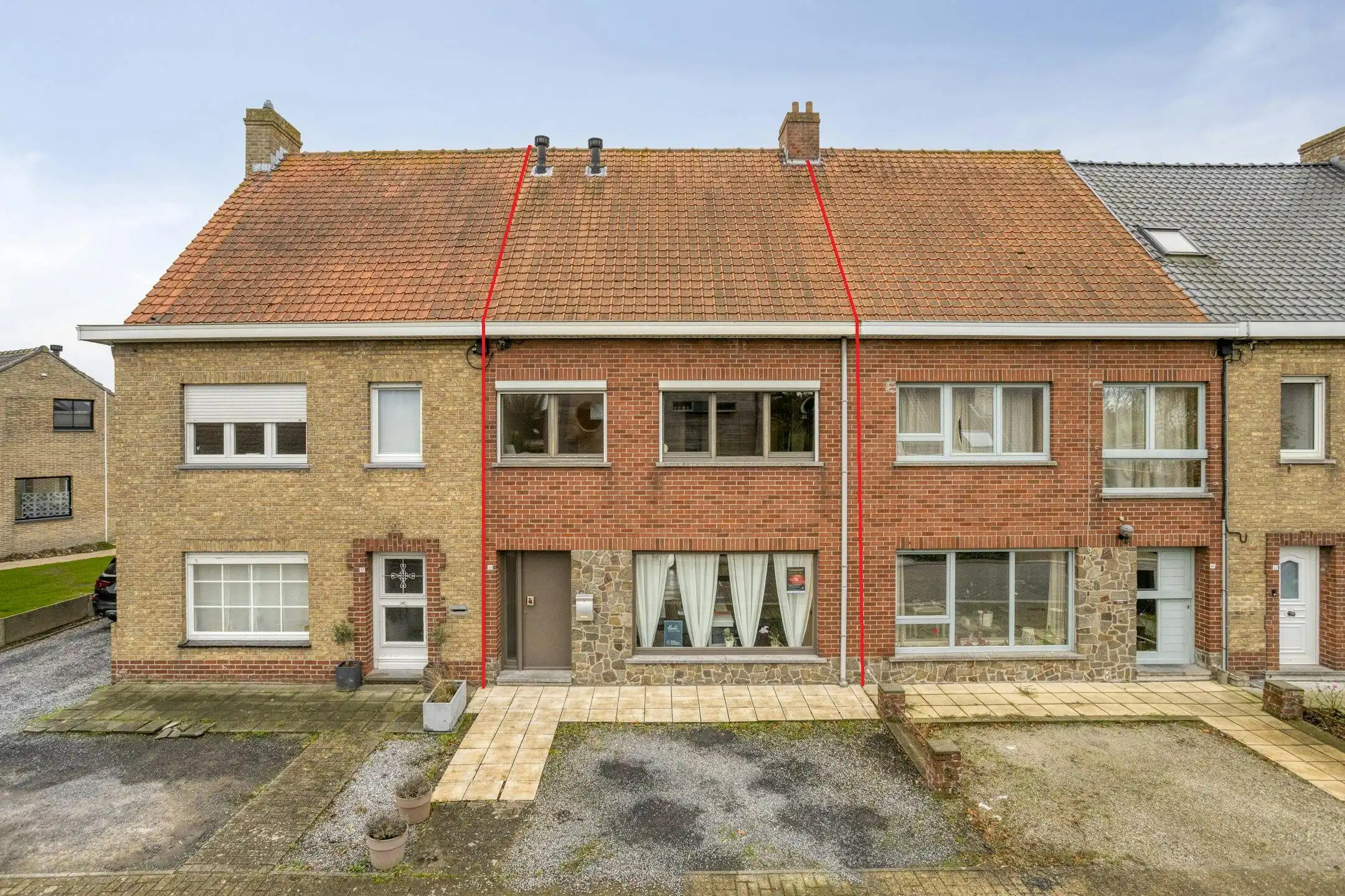 Instapklare woning met 3 slaapkamers, 2 badkamers, zuidgerichte tuin en garage. foto 2