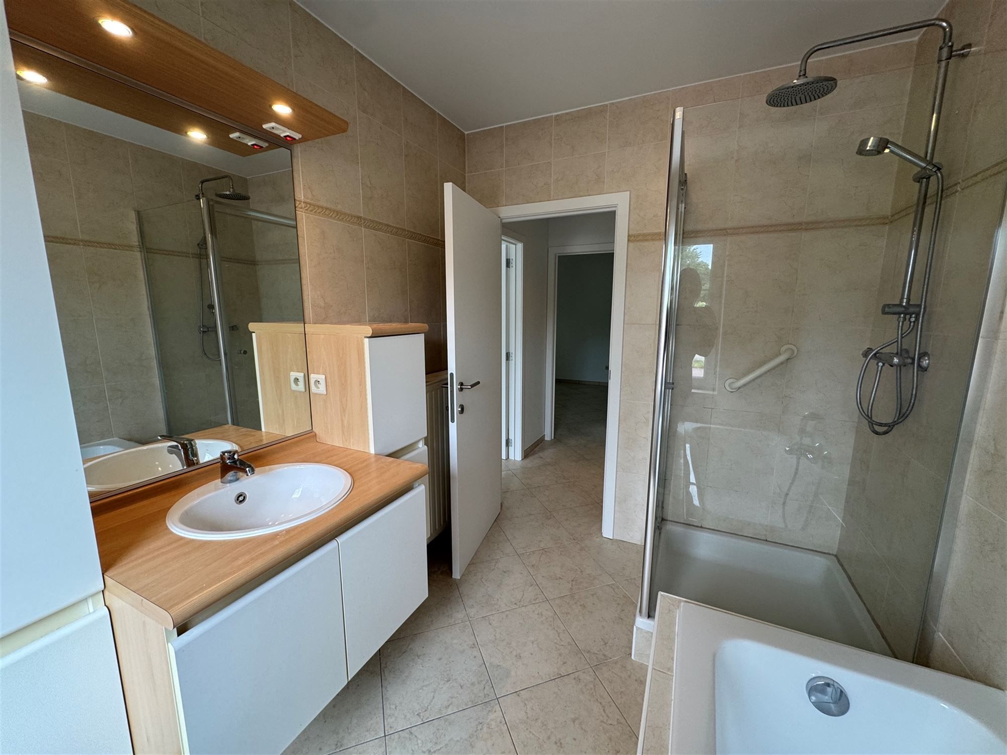 ZEER RUIM GELIJKVLOERS APPARTEMENT (119M²) MET 2 SLAAPKAMERS EN TERRAS TE HEUSDEN-ZOLDER foto 11