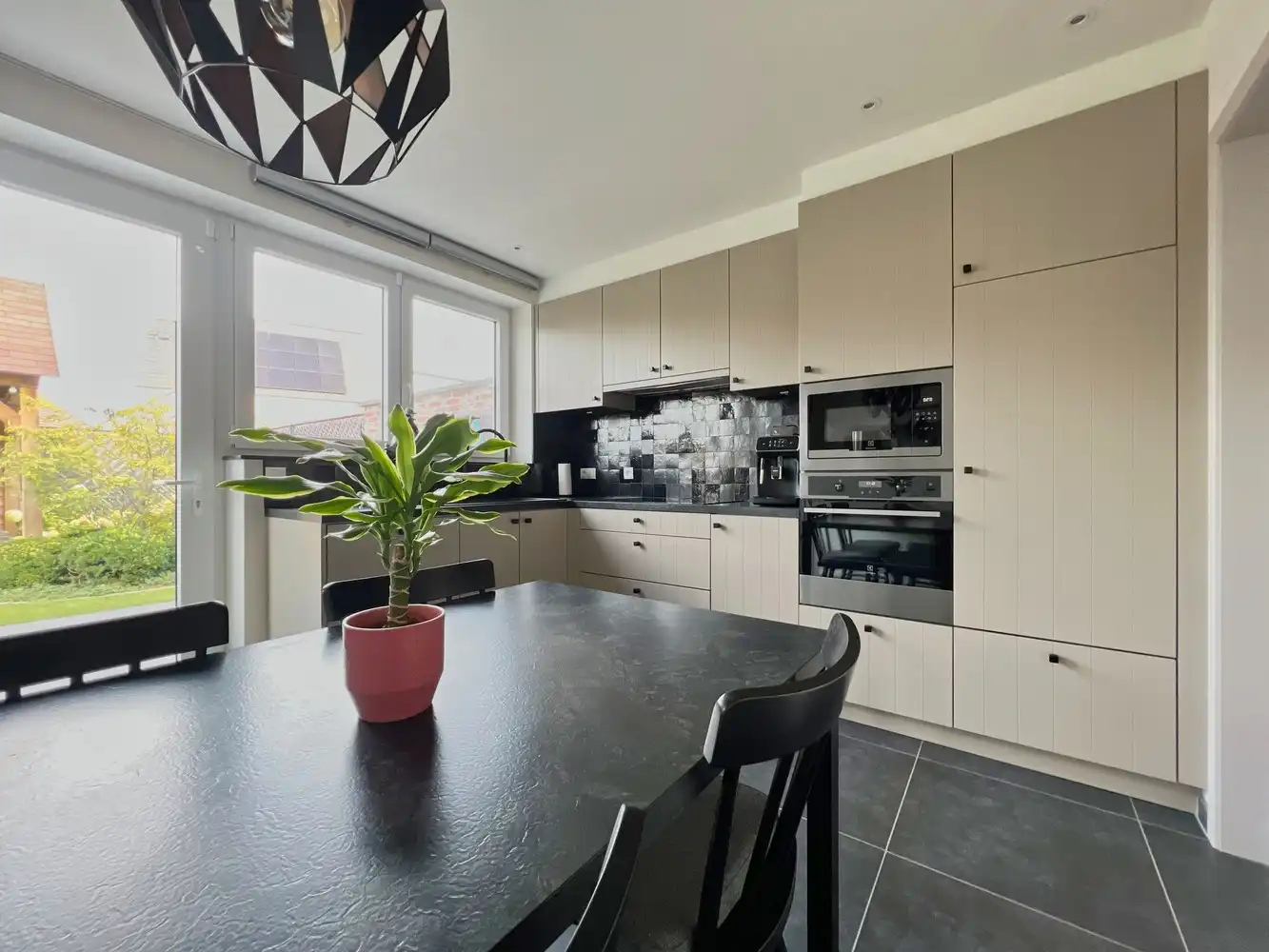 Recente, smaakvolle woning (3 slpks) + aangelegde tuin! foto 8