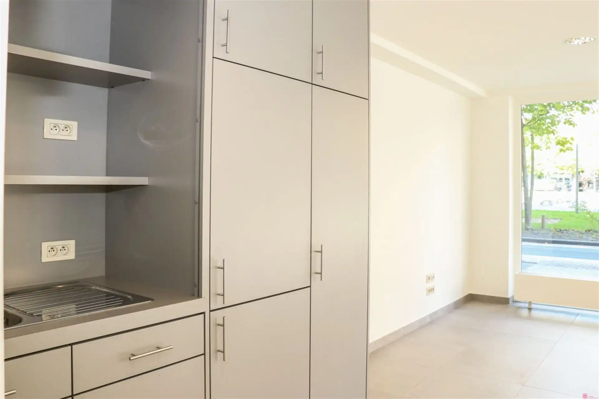 Uitstekend gelegen handelspand te huur foto 4