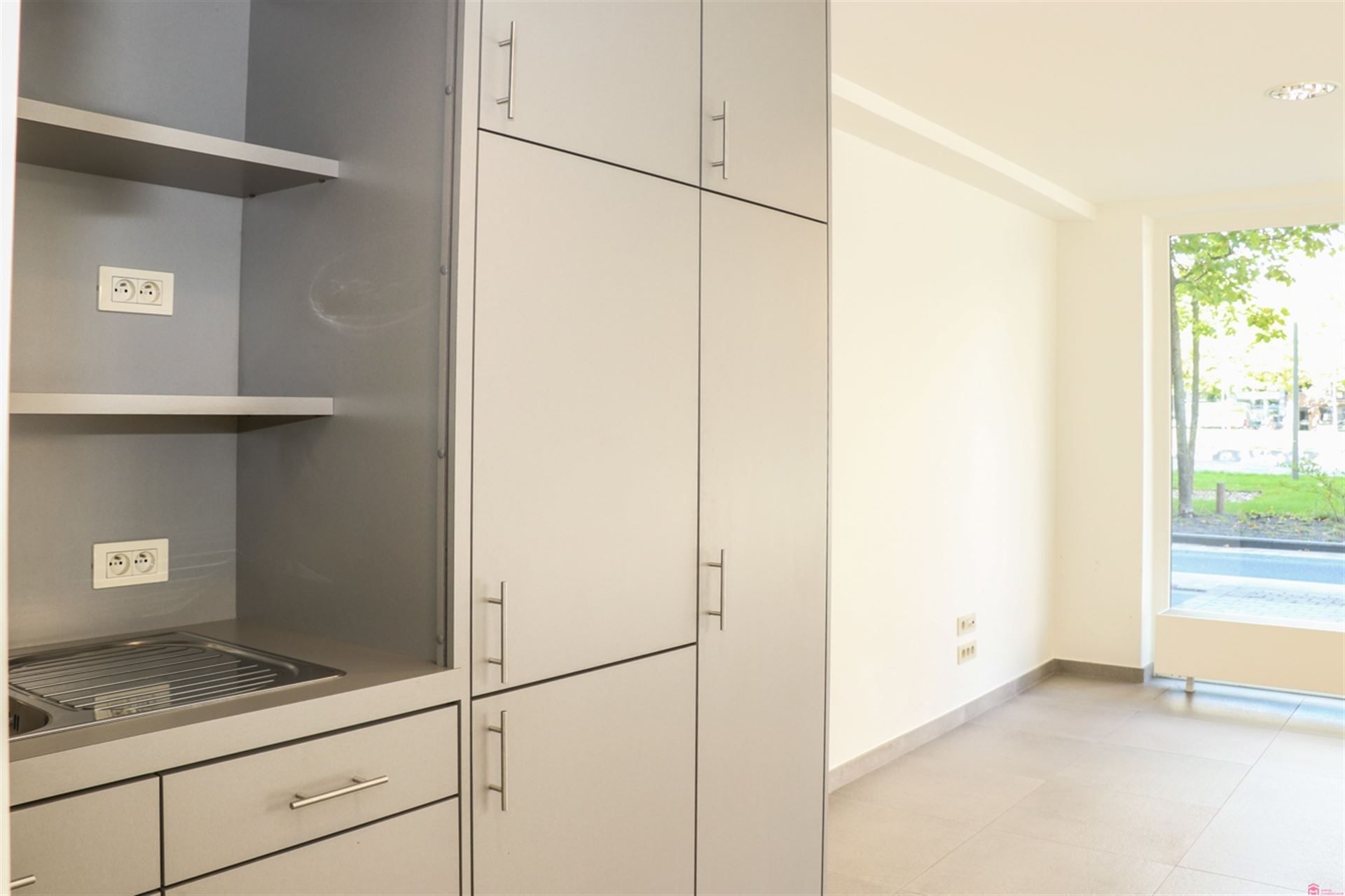 Uitstekend gelegen handelspand te huur foto 4