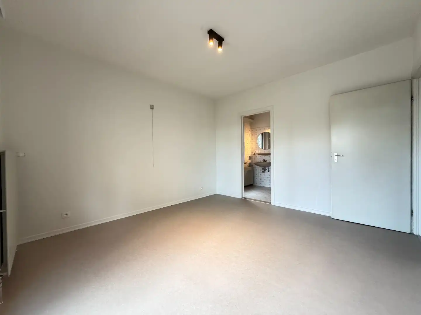 Lichtrijk 3-slaapkamerappartement met garage foto 8