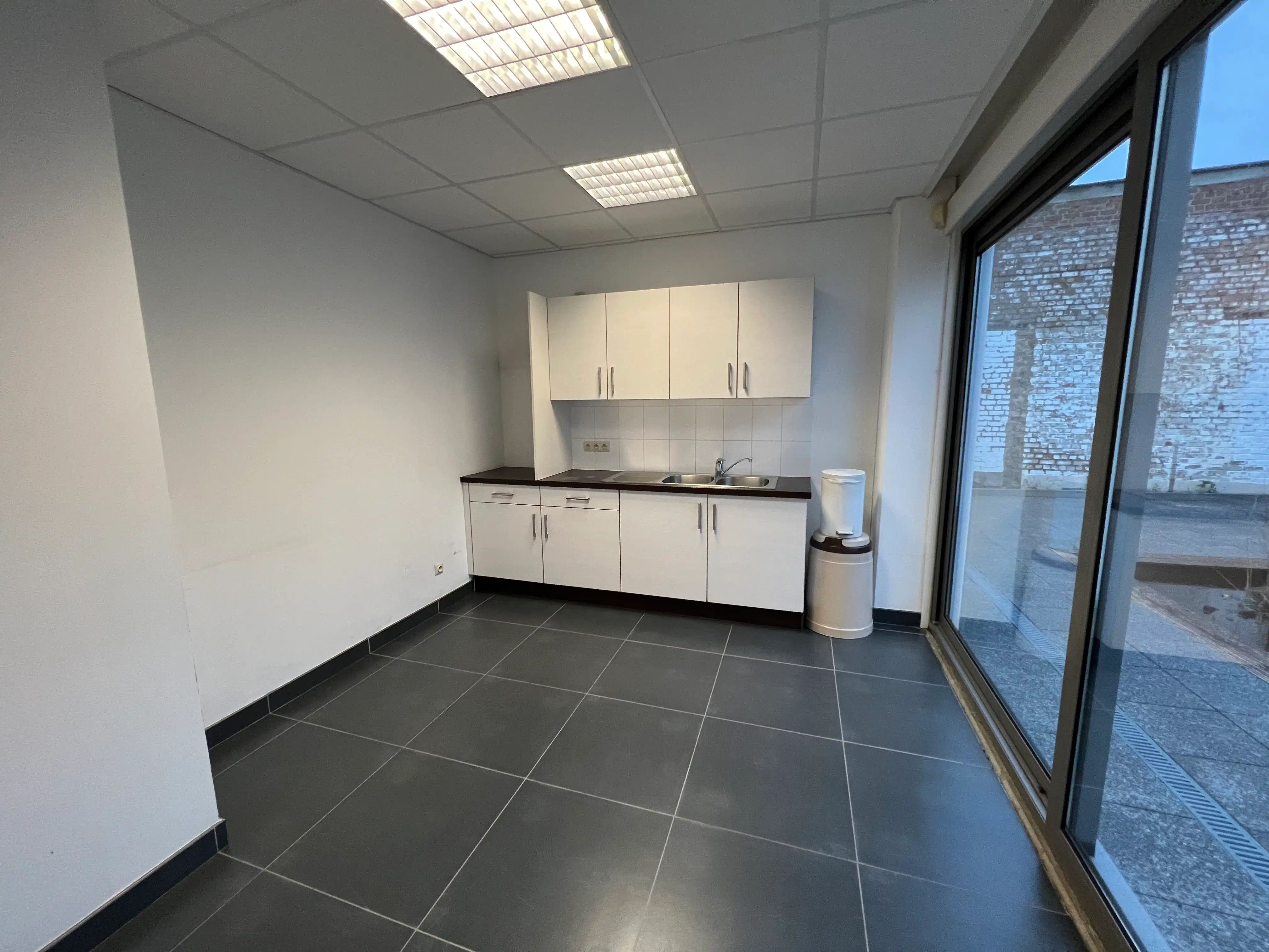 Moderne kantoor-/handelsruimte met duplex appartement – topligging Kortrijk-Wevelgem foto 14