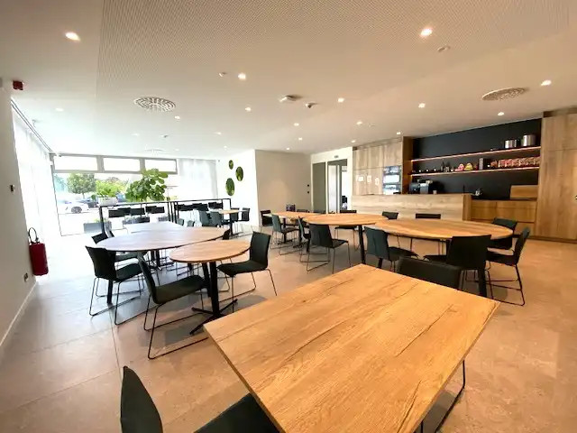 Stijlvolle kantoorruimte 300+m² met 16 autostaanplaatsen ideale ligging langs E313. foto 16