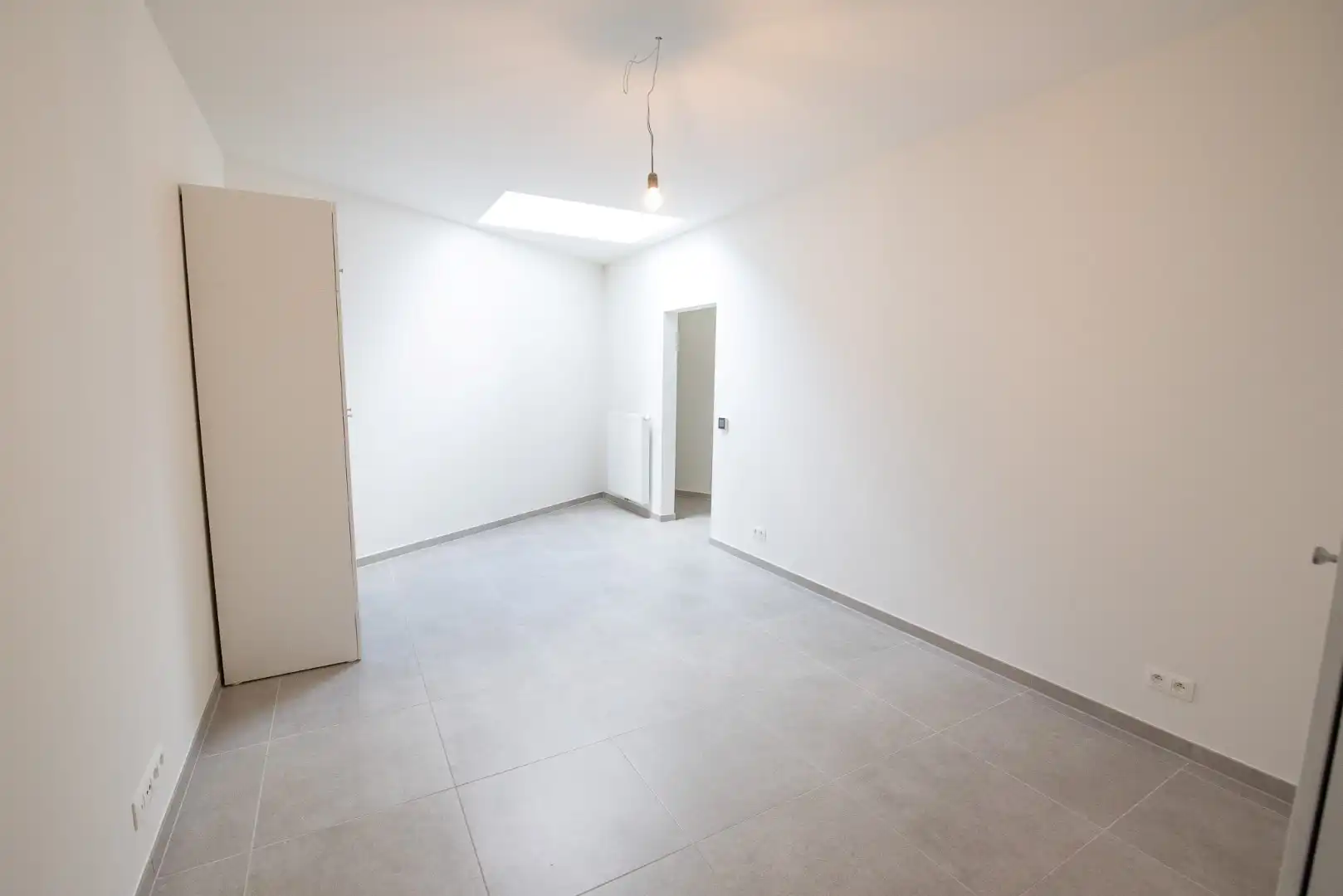 Prachtig gelijkvloers appartement te Sint-Eloois-Vijve met tuintje en overdekt terras.  foto 16