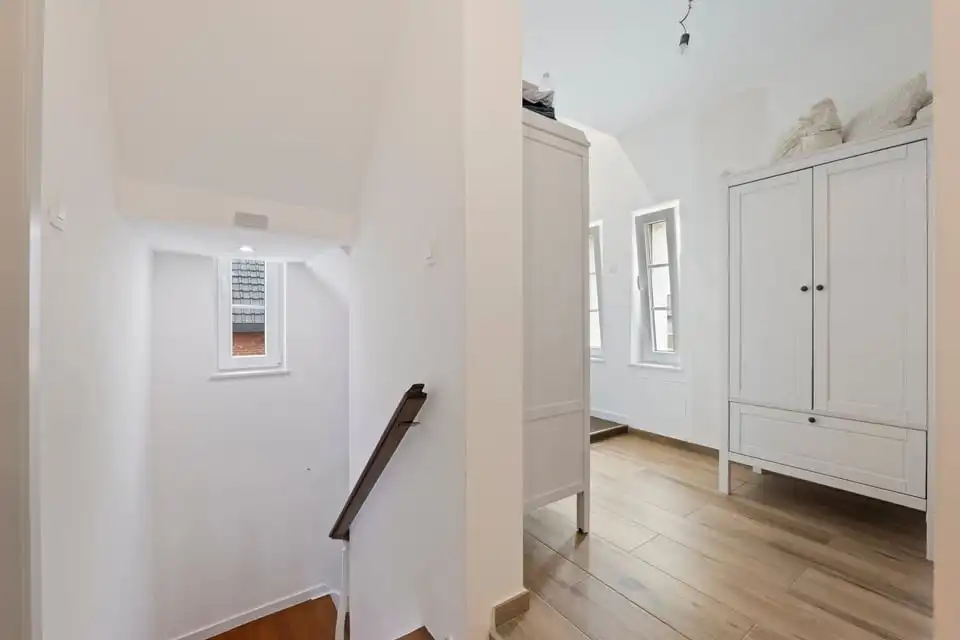 RUIME, GERENOVEERDE OPEN BEBOUWING MET 6 SLKS EN KNAPPE TUIN IN ALKEN foto 36