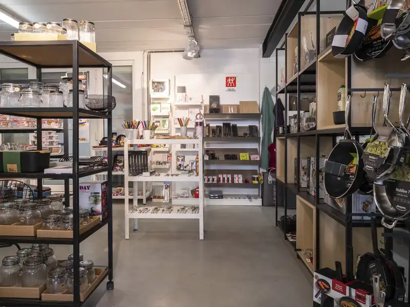 Modern magazijn / showroom met mezzanine en parking foto 2