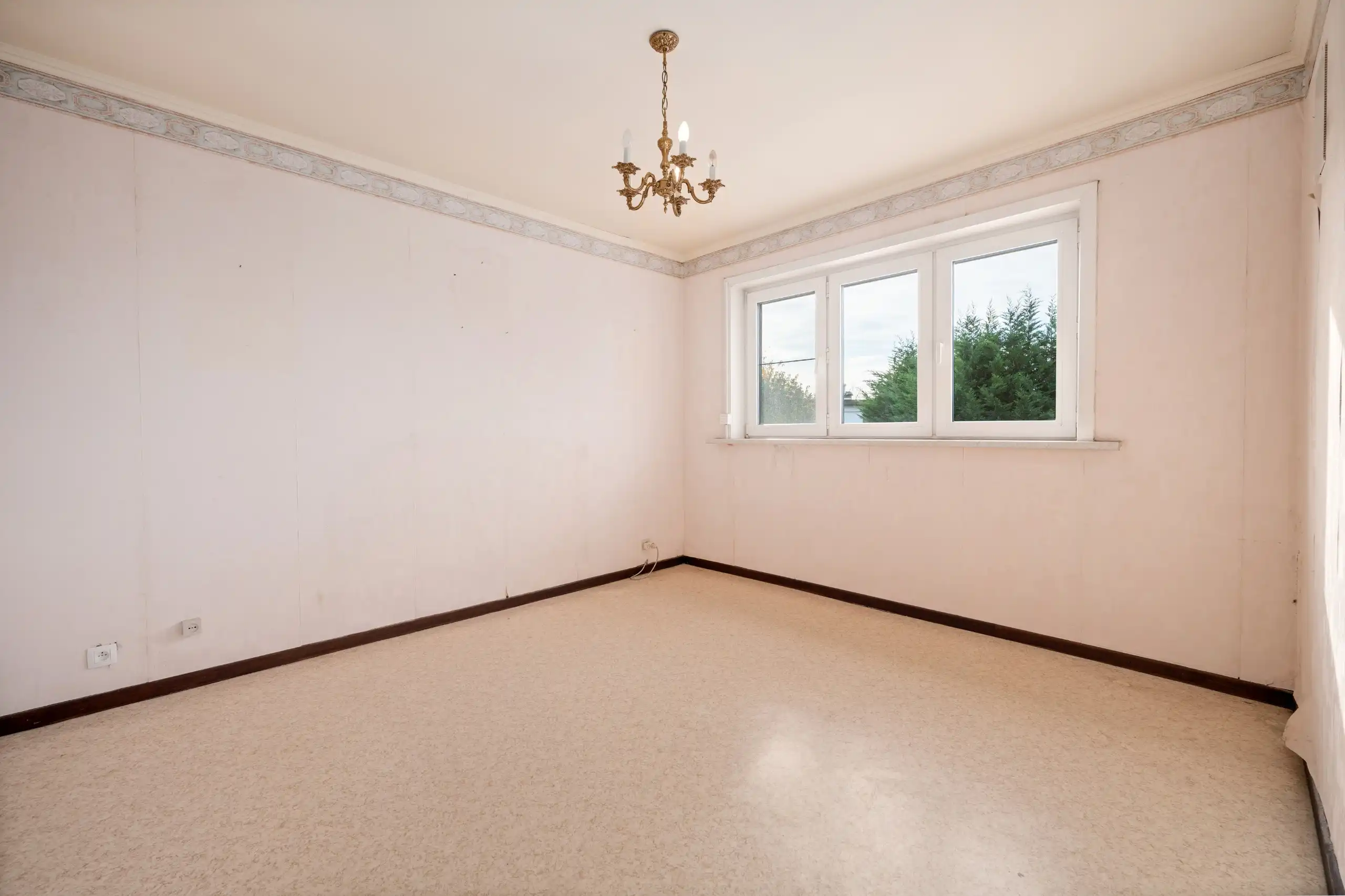 Op te frissen rijwoning op 197m2 in een centraal gelegen buurt foto 9