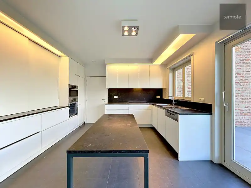 Ruime halfopen woning foto 16
