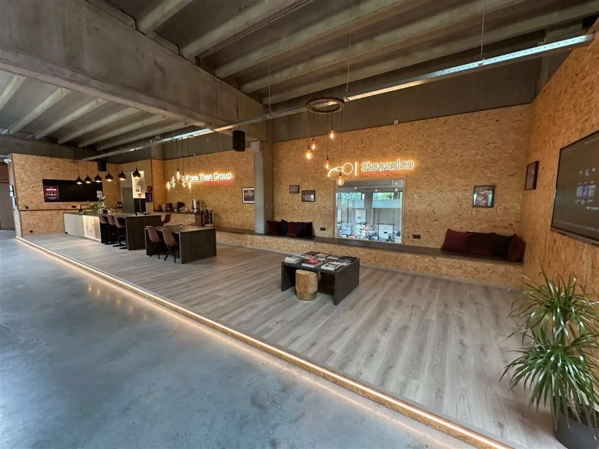 Kantoorruimte circa 150m² + gemene ontvangstruimte, keuken, vergaderzalen... foto {{pictureIndex}}