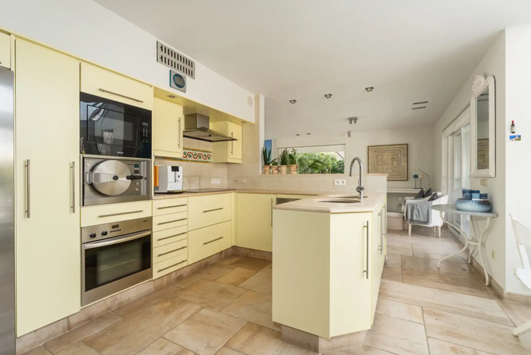 Lichtrijke en residentieel gelegen villa  foto 17