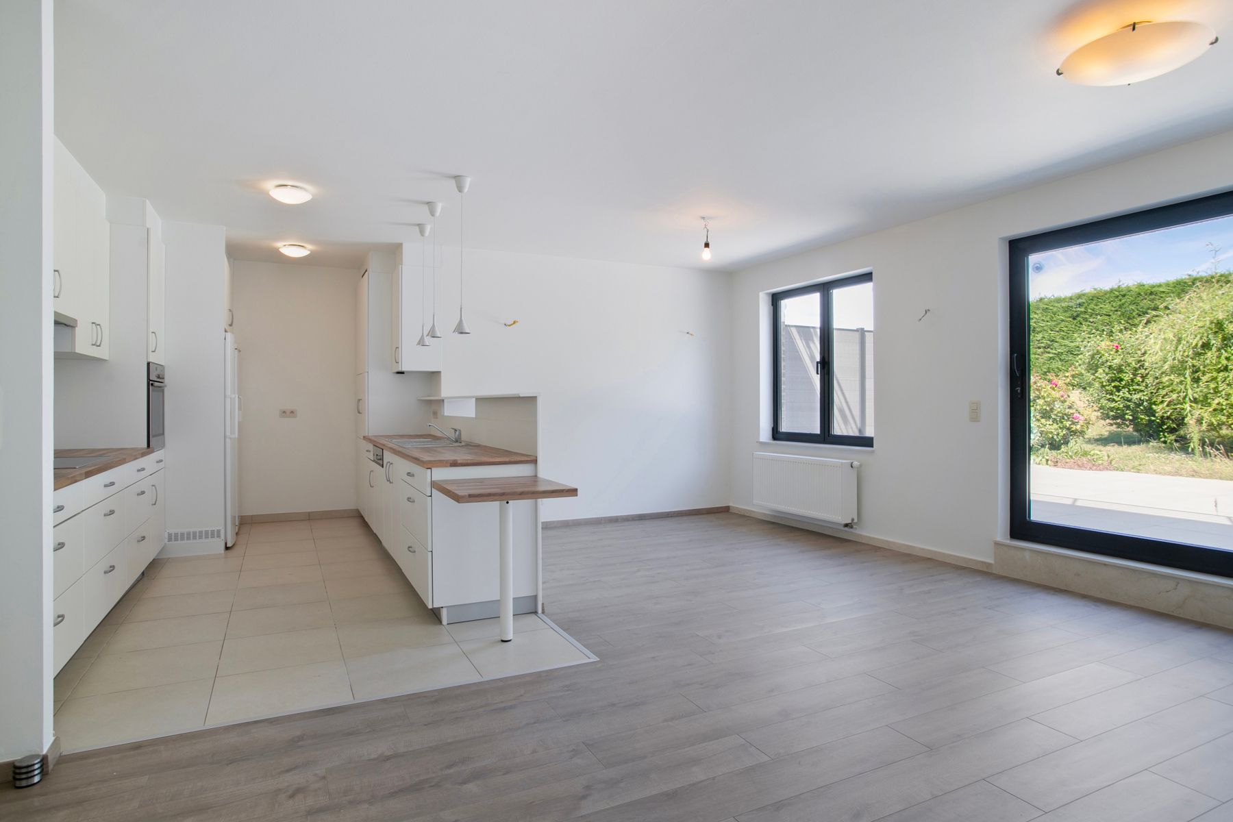 Instapklaar gelijkvloersapp met 2 slp, ruim terras en garage foto {{pictureIndex}}