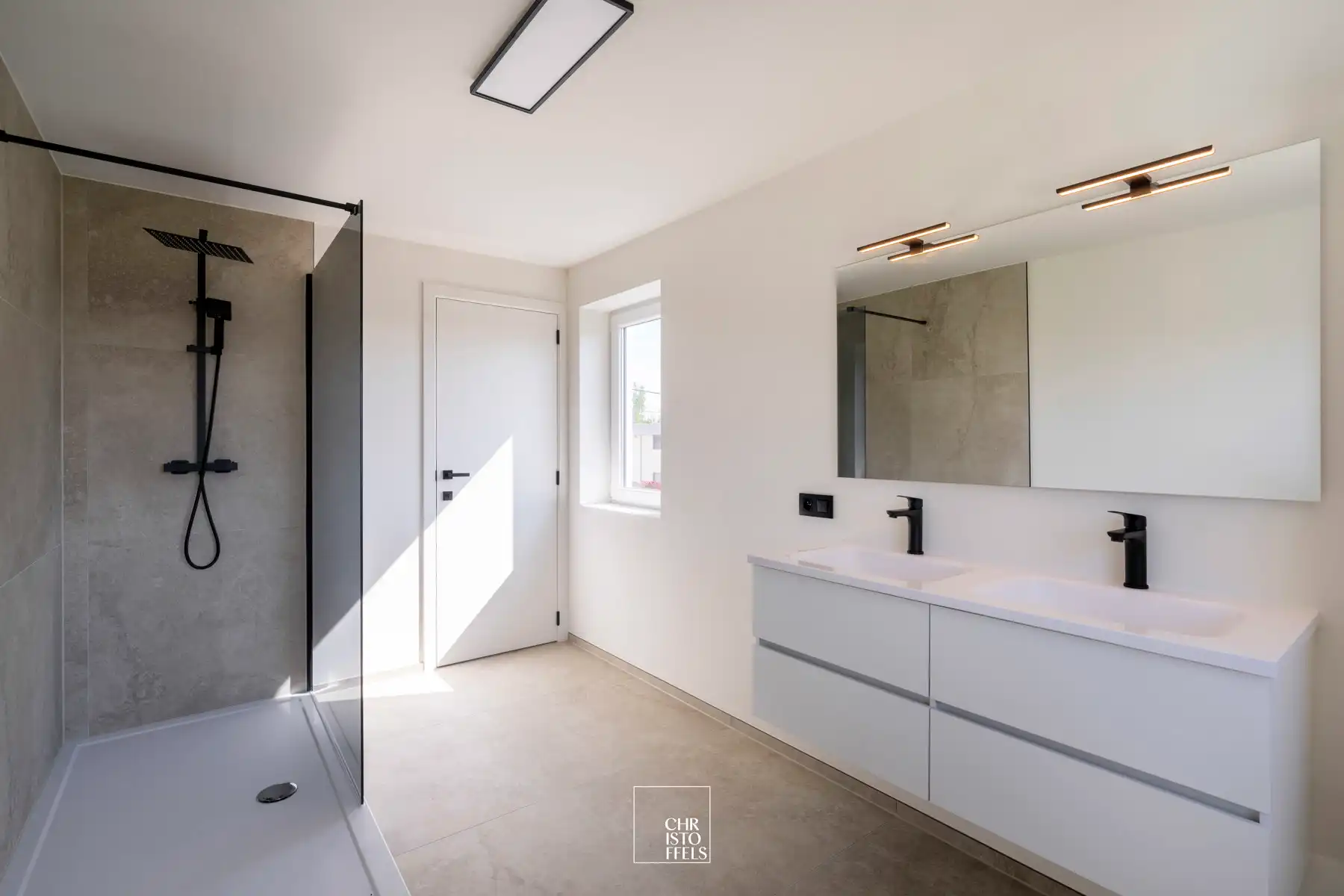 Ruime, volledig gerenoveerde gezinswoning met tuin op een ideale locatie! foto 8