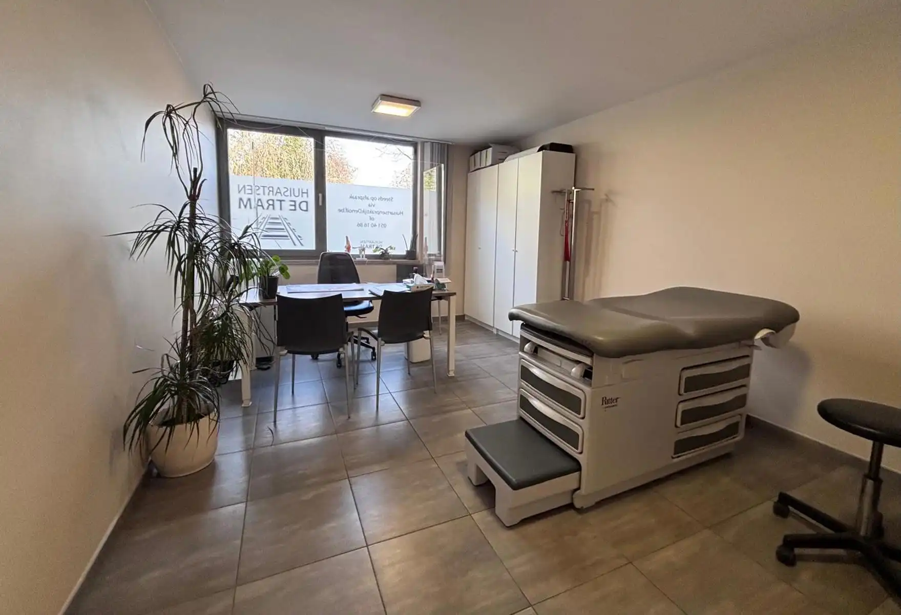 Instapklaar praktijk-/kantoorpand in het centrum van Tielt. foto 5