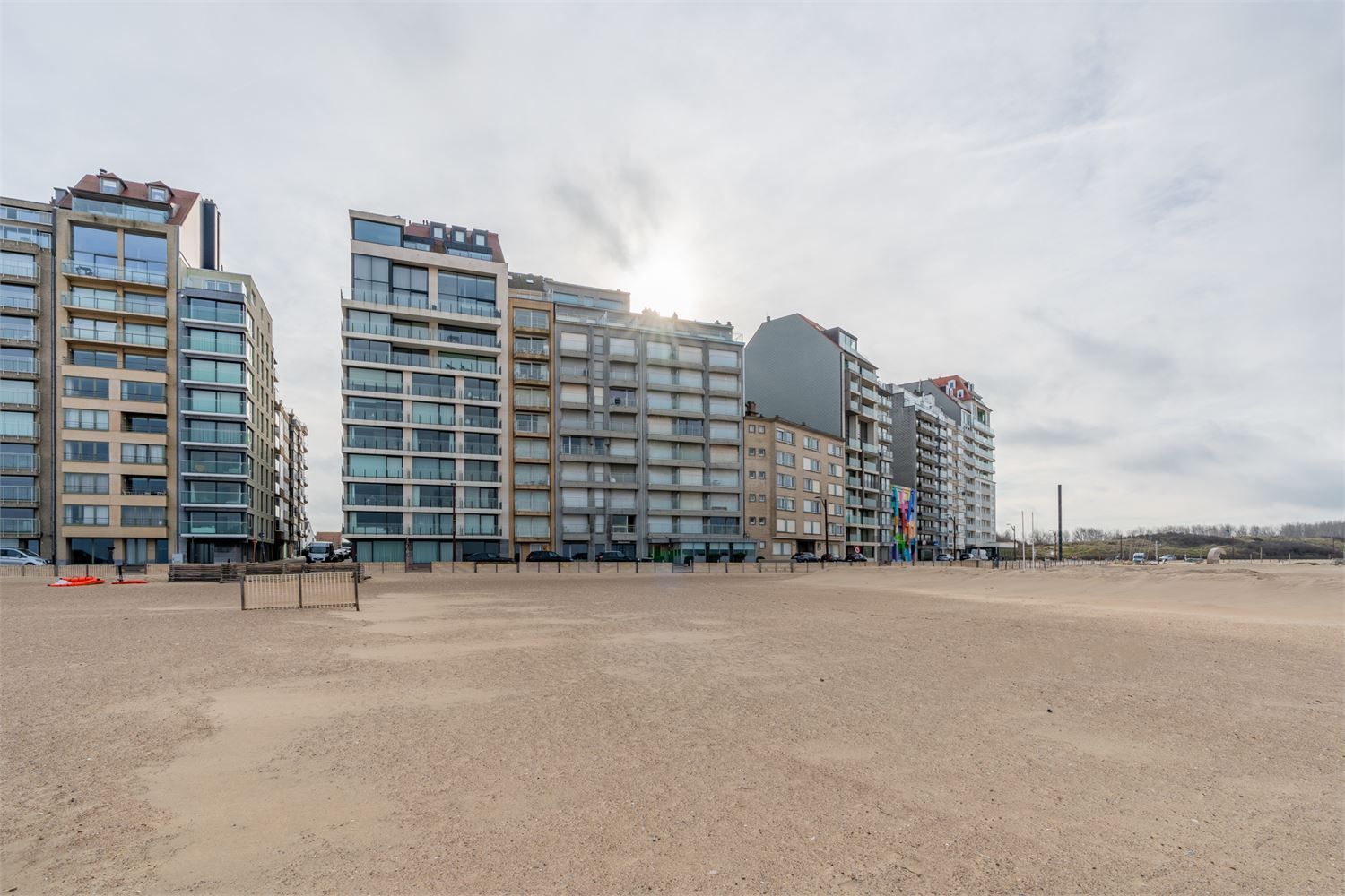 IDEALIS VASTGOED - Uiterst aangenaam, volledig gerenoveerd én gemeubeld appartement, gelegen op een prachtige locatie op de zeedijk in Duinbergen met frontaal zeezicht! foto 48