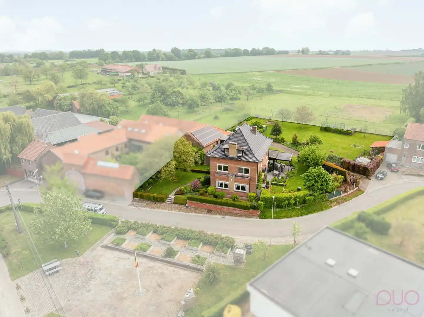 Statige herenwoning met mooie tuin en charmante schuur | 4 slpk + mogelijkheid praktijkruimte foto 2
