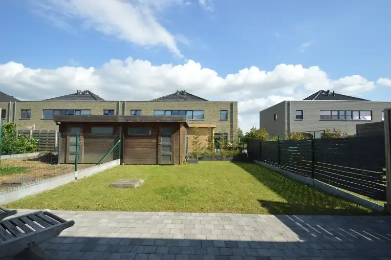 Prachtig afgewerkte woning met aangelegde tuin & garage foto 2