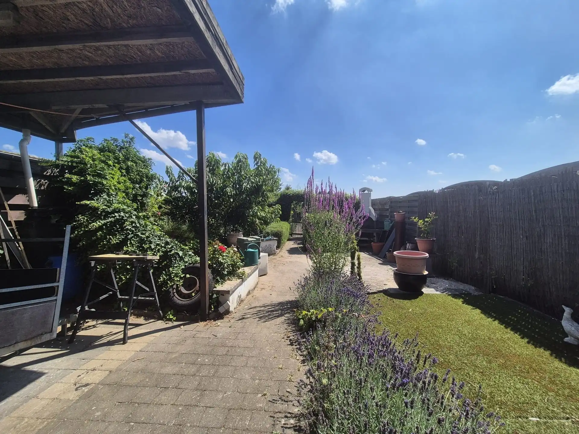 Gezinswoning met 3 slaapkamers en tuin foto 2