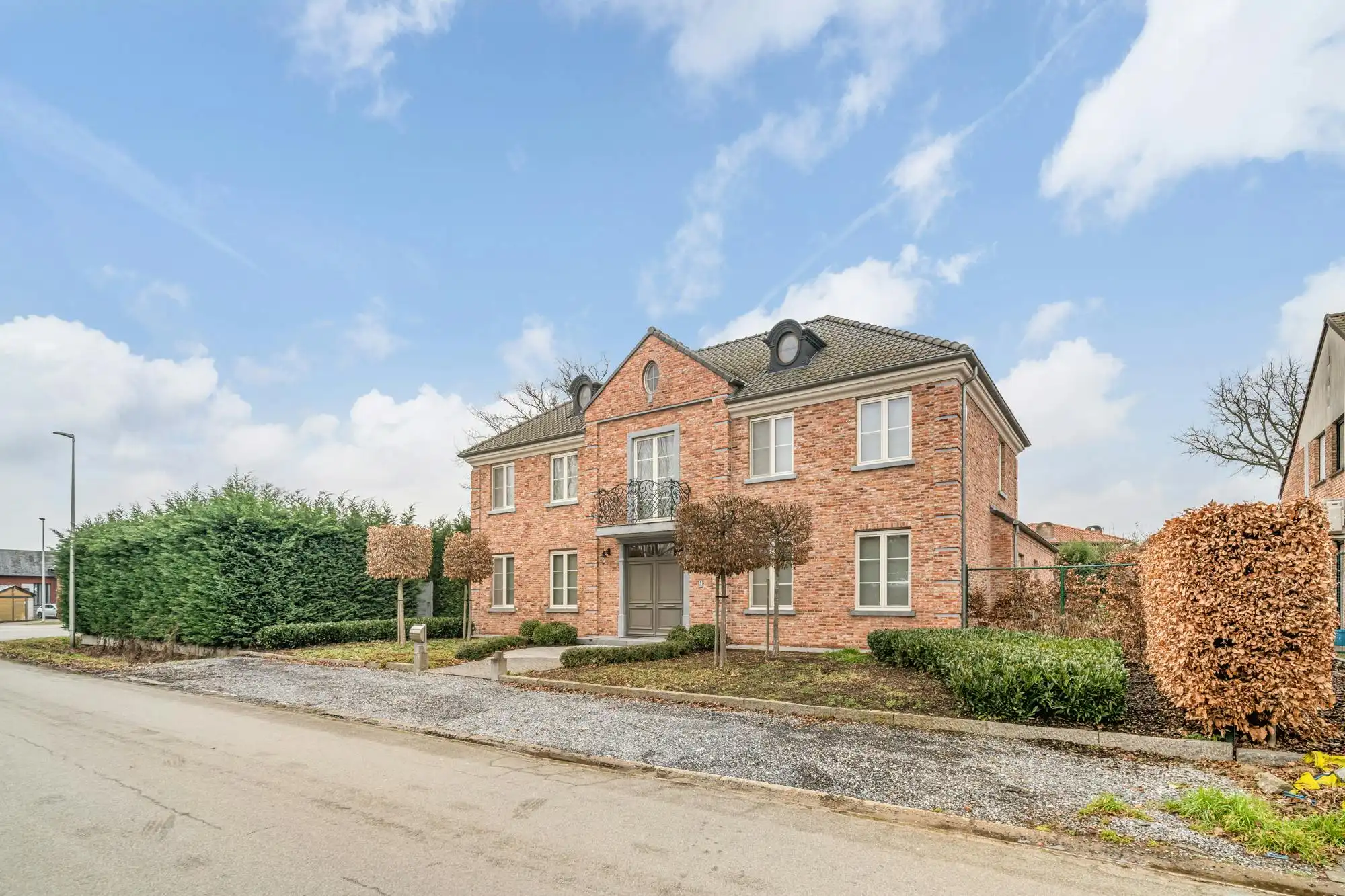 Pastorijvilla met praktijkruimte en studio te Zonhoven foto {{pictureIndex}}