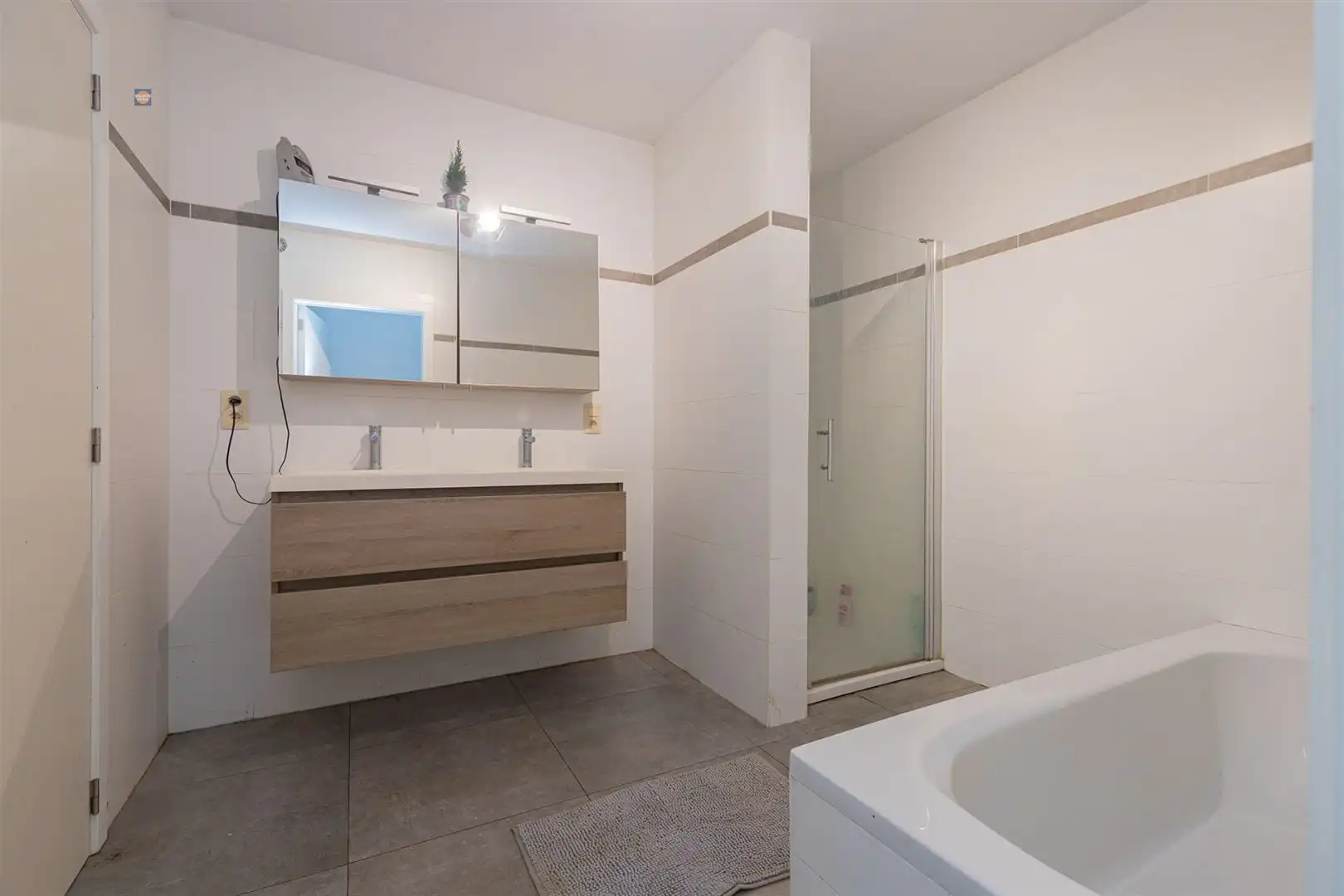 Ruim 3-slpk appartement met 2 autostaanplaatsen foto 10