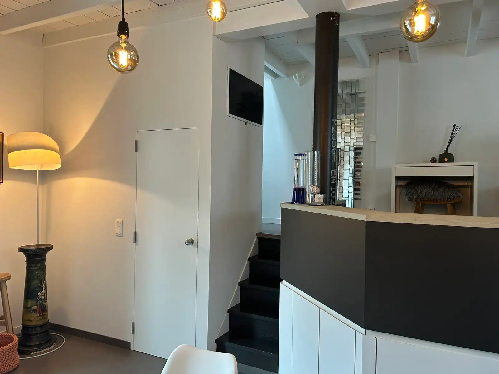 Gemeubeld instapklaar hip huisje !!! foto 6