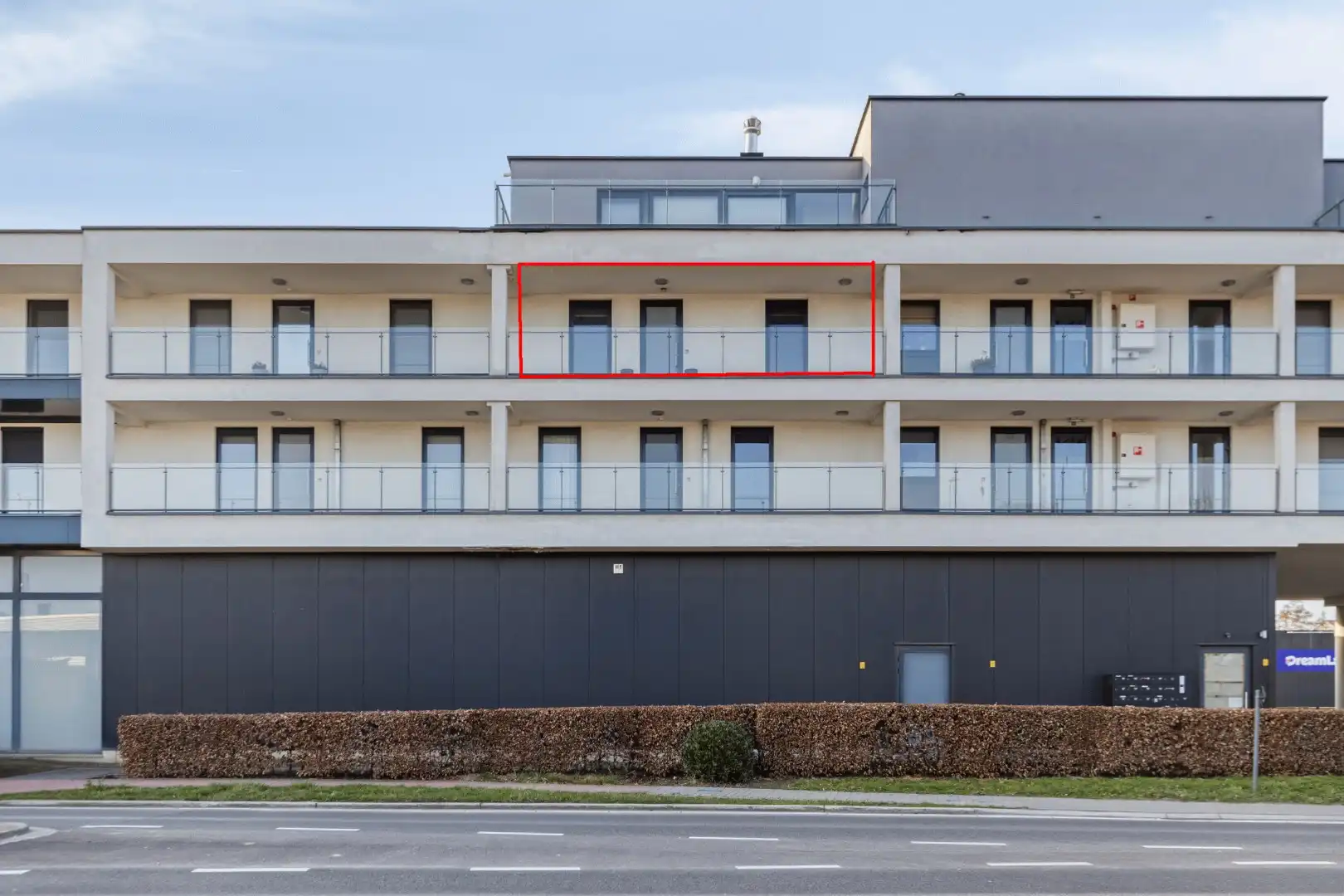 LICHTRIJK APP. VAN 90M² MET 2 SLPK., TERRAS en AUTOSTANDPLAATS OP TOPLOCATIE in BILZEN-HOESELT! foto 2