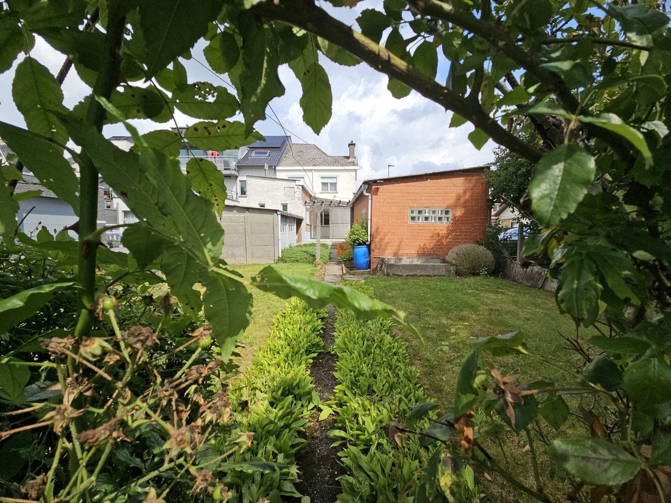 Karaktervolle driegevelwoning met tuin en garage foto 9