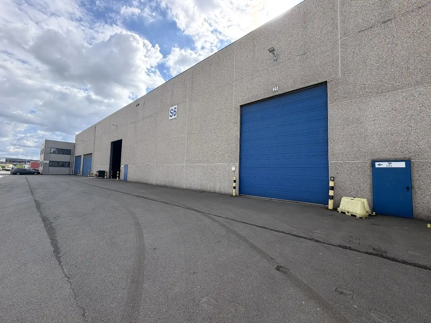 Magazijn met laadkade en nieuwbouw kantoren te huur in haven van Antwerpen foto {{pictureIndex}}