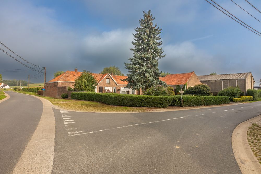 Hoeve met stallen op 3780 m² aan de grens met Elsegem foto 14
