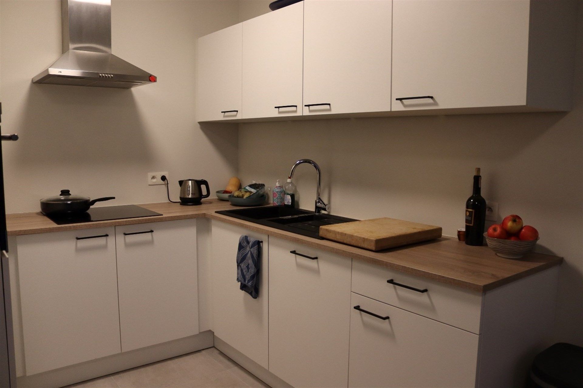 Rustig en recent gelegen appartement met terras en autostaanplaats. foto 10