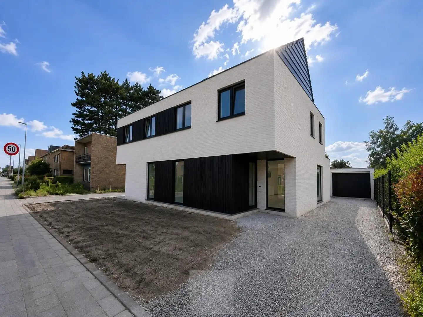 Zeer ruime en moderne halfopen nieuwbouwwoning foto {{pictureIndex}}