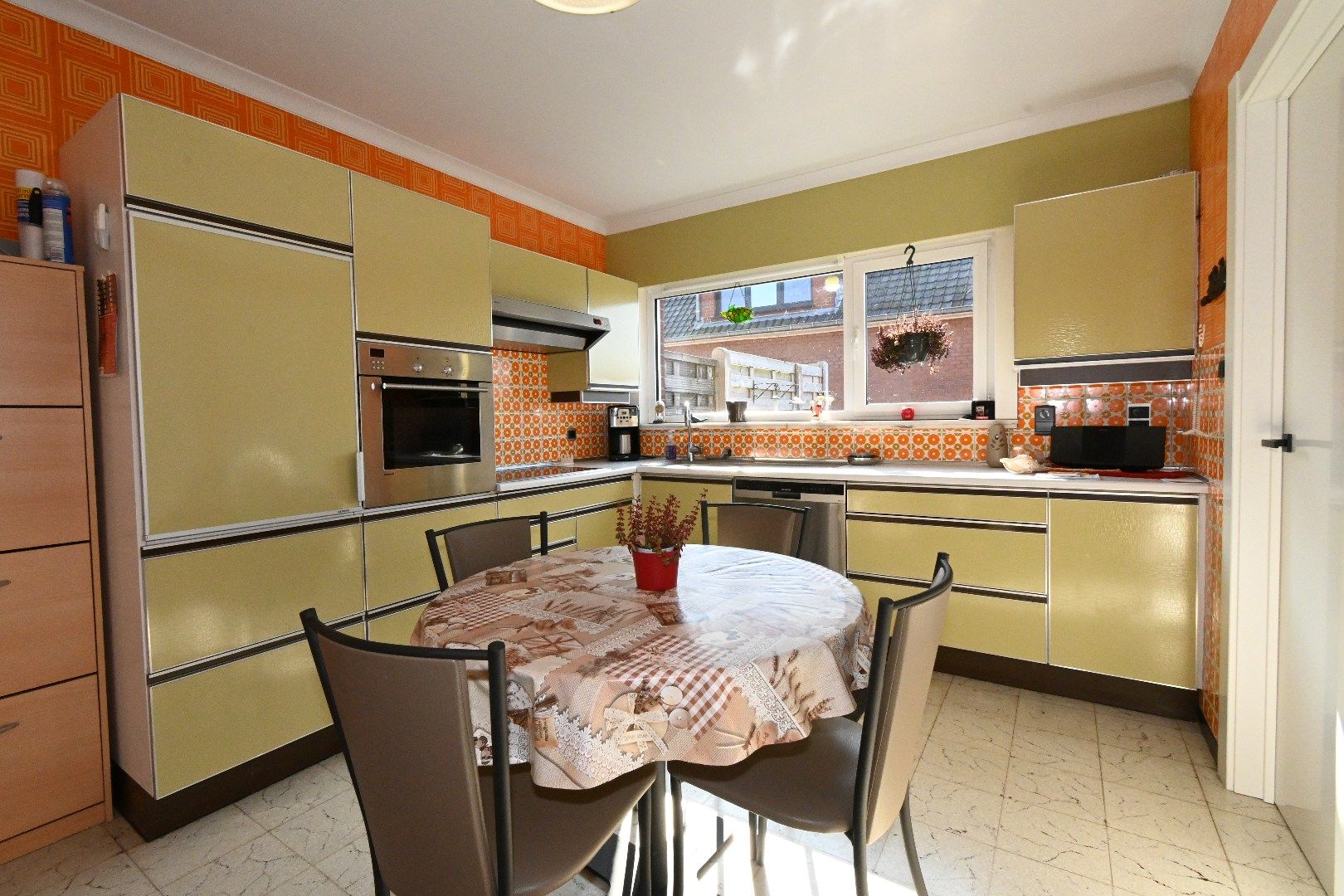 Alleenstaande woning met carport en tuin foto 9