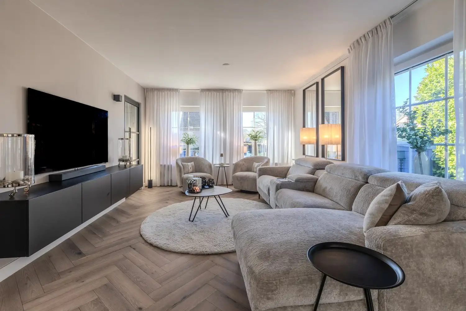 Stijlvolle, instapklare woning met vier slaapkamers, twee badkamers en verwarmd zwembad te koop in Lanaken foto 8