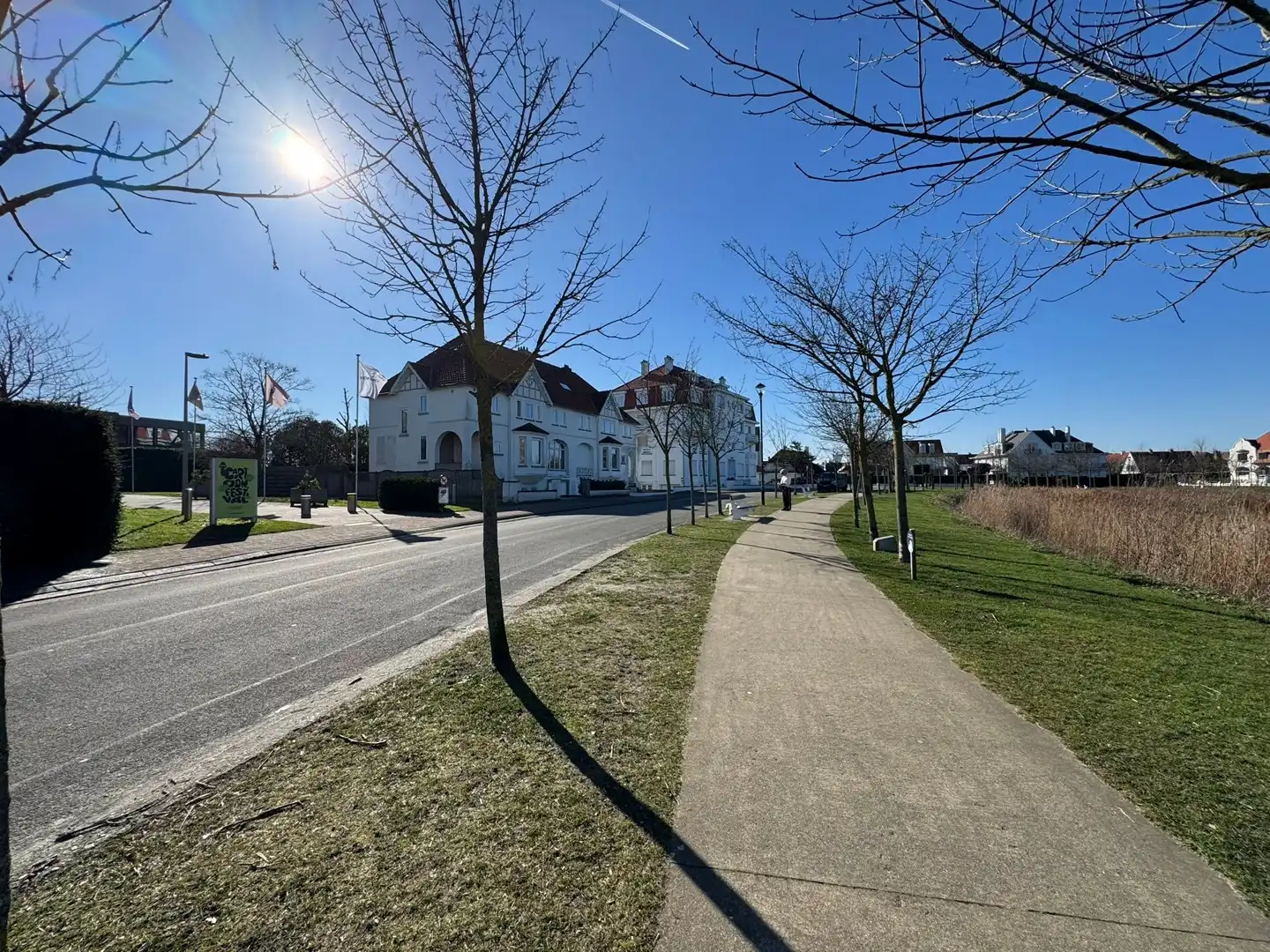 Uitzonderlijke ruime garagebox gelegen te Lispannenlaan aan het Zegemeer te Knokke. foto 3