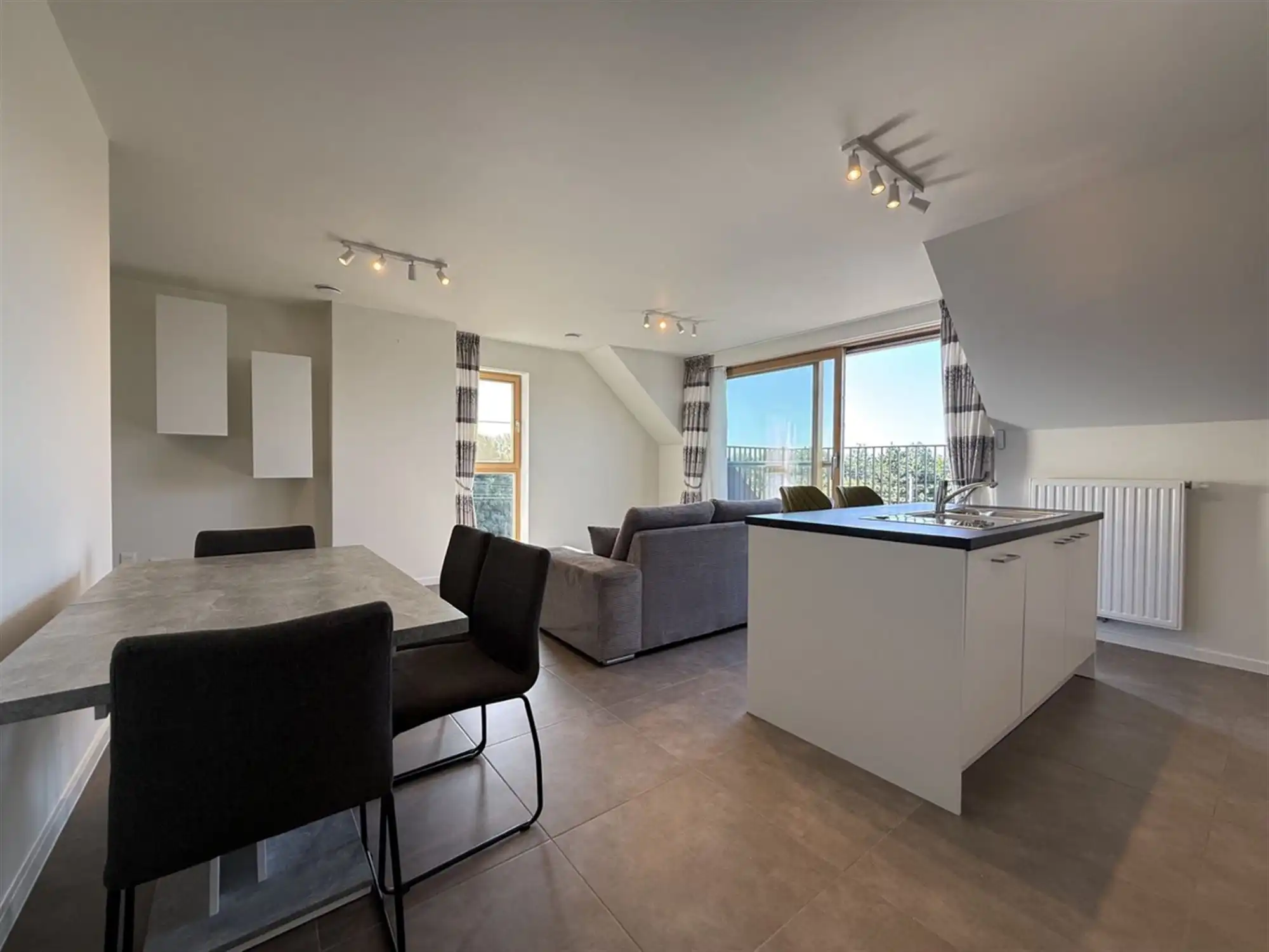 Recent, instapklaar APPARTEMENT met 2 slaapkamers, terras & overdekte autostaanplaats foto 7