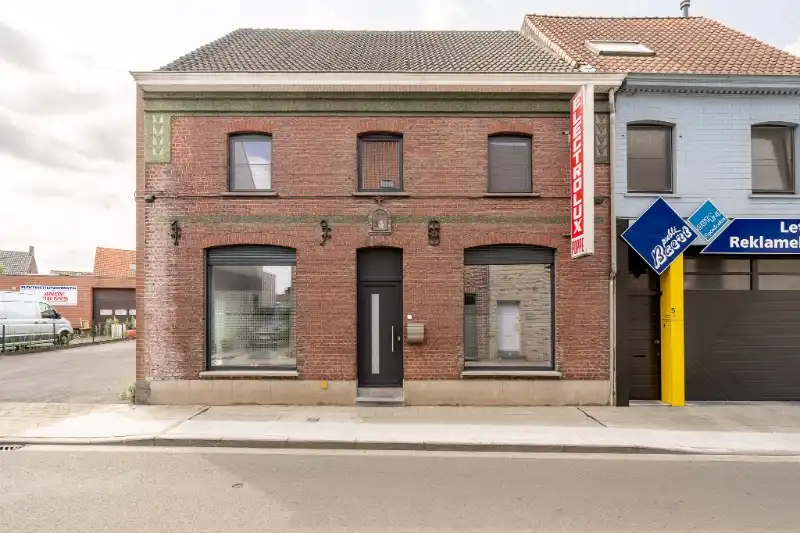 Hoofdfoto van de publicatie: Woning met brede oprit en dubbele garage