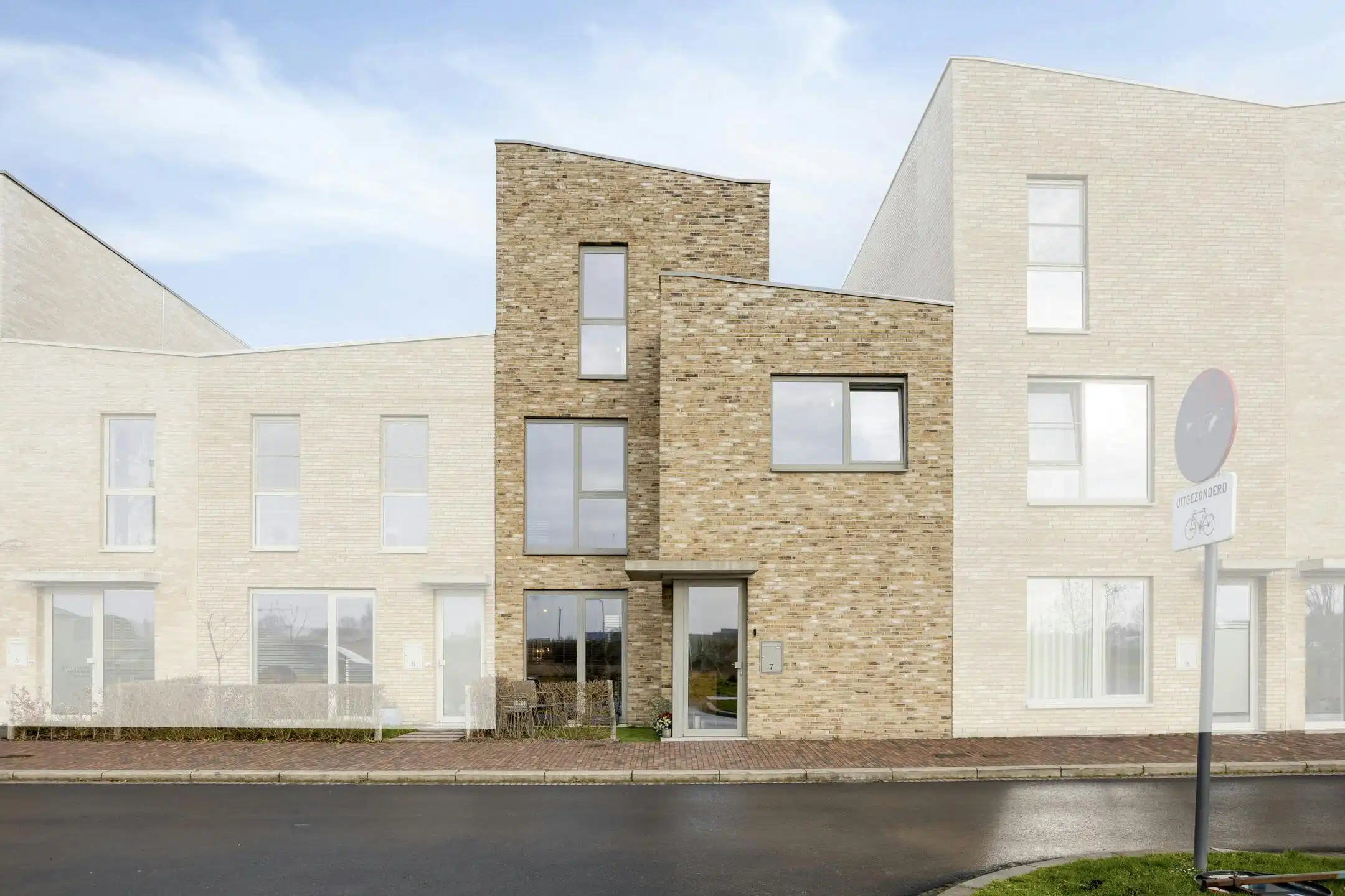 BEN-woning met 4 slaapkamers en 2 carports in het groene Suikerpark te Veurne foto {{pictureIndex}}