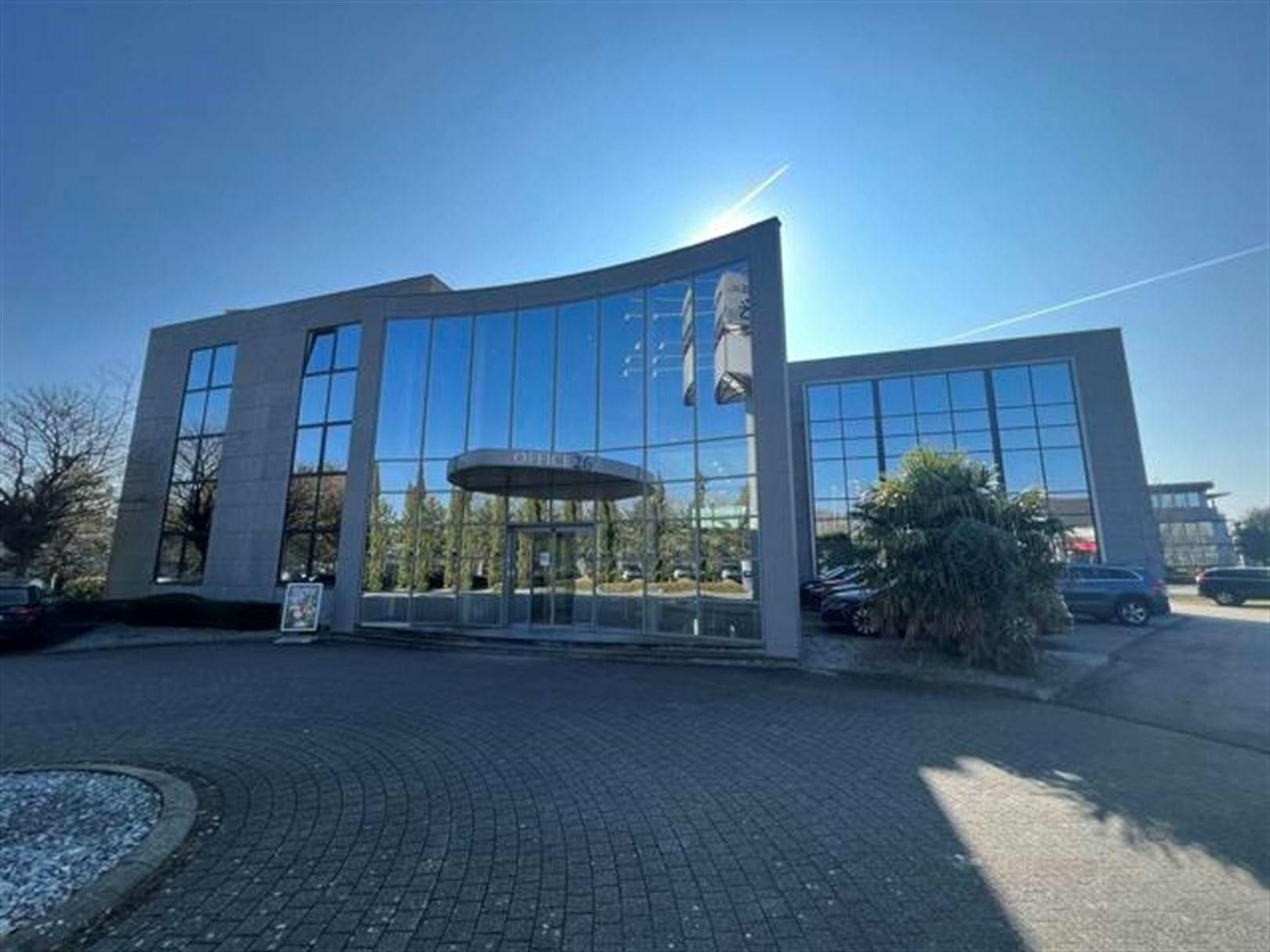 Representatief kantoorgebouw van 560m² gelegen in Lummen - toplocatie foto 2