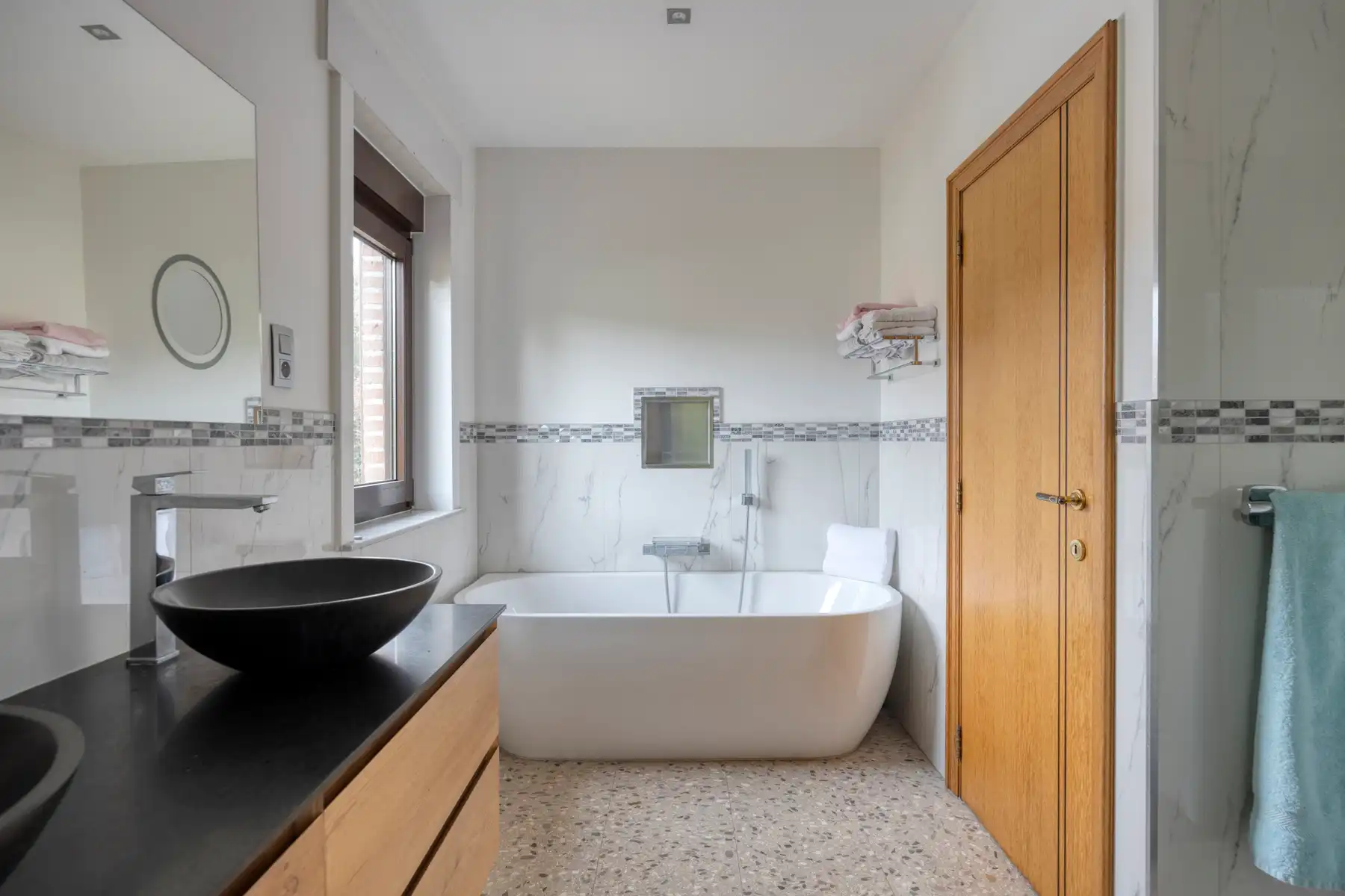 Goed gelegen villa met 6 slaapkamers en grote tuin foto 13