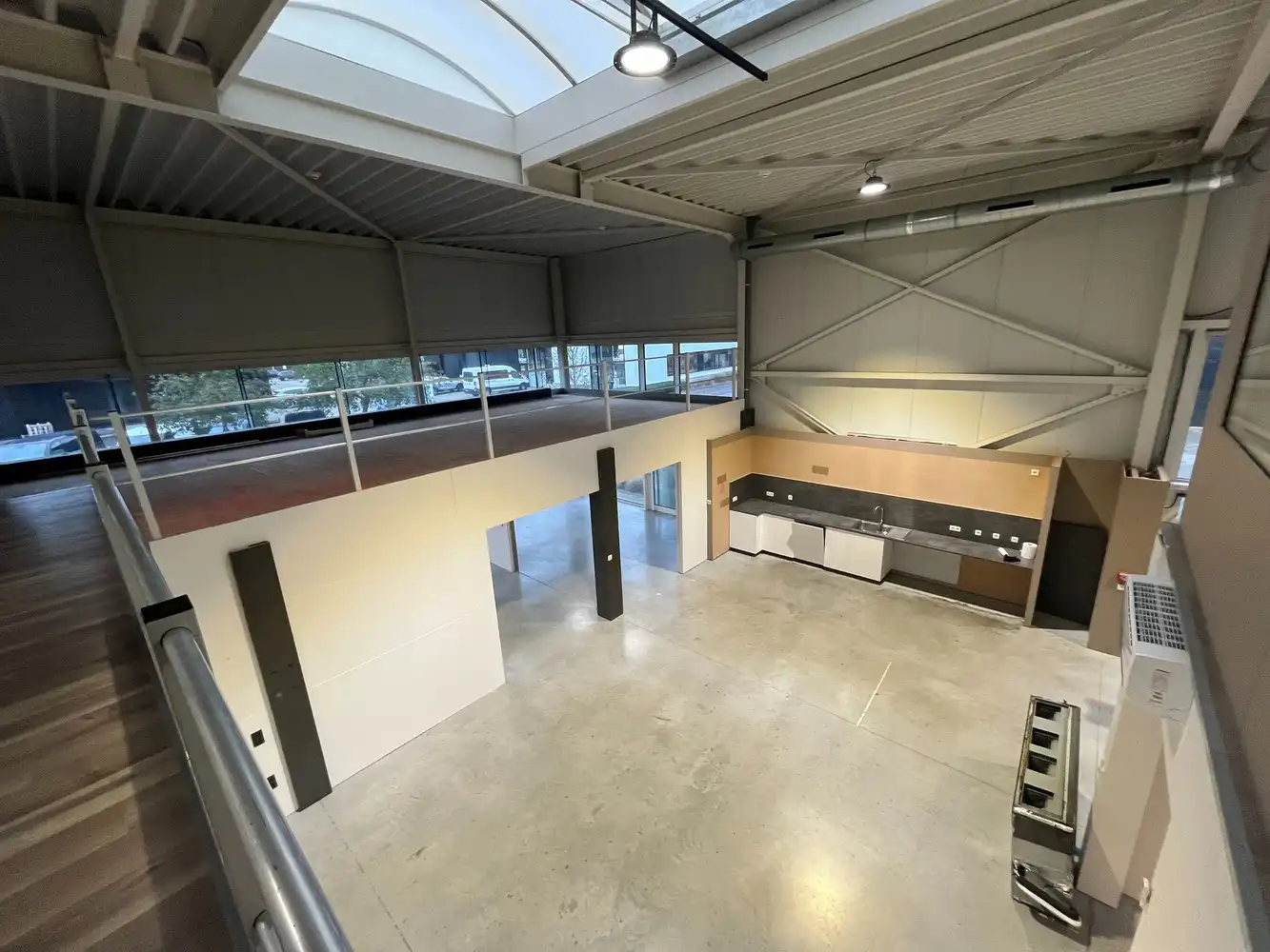 Bedrijfshal met kantoor foto 5